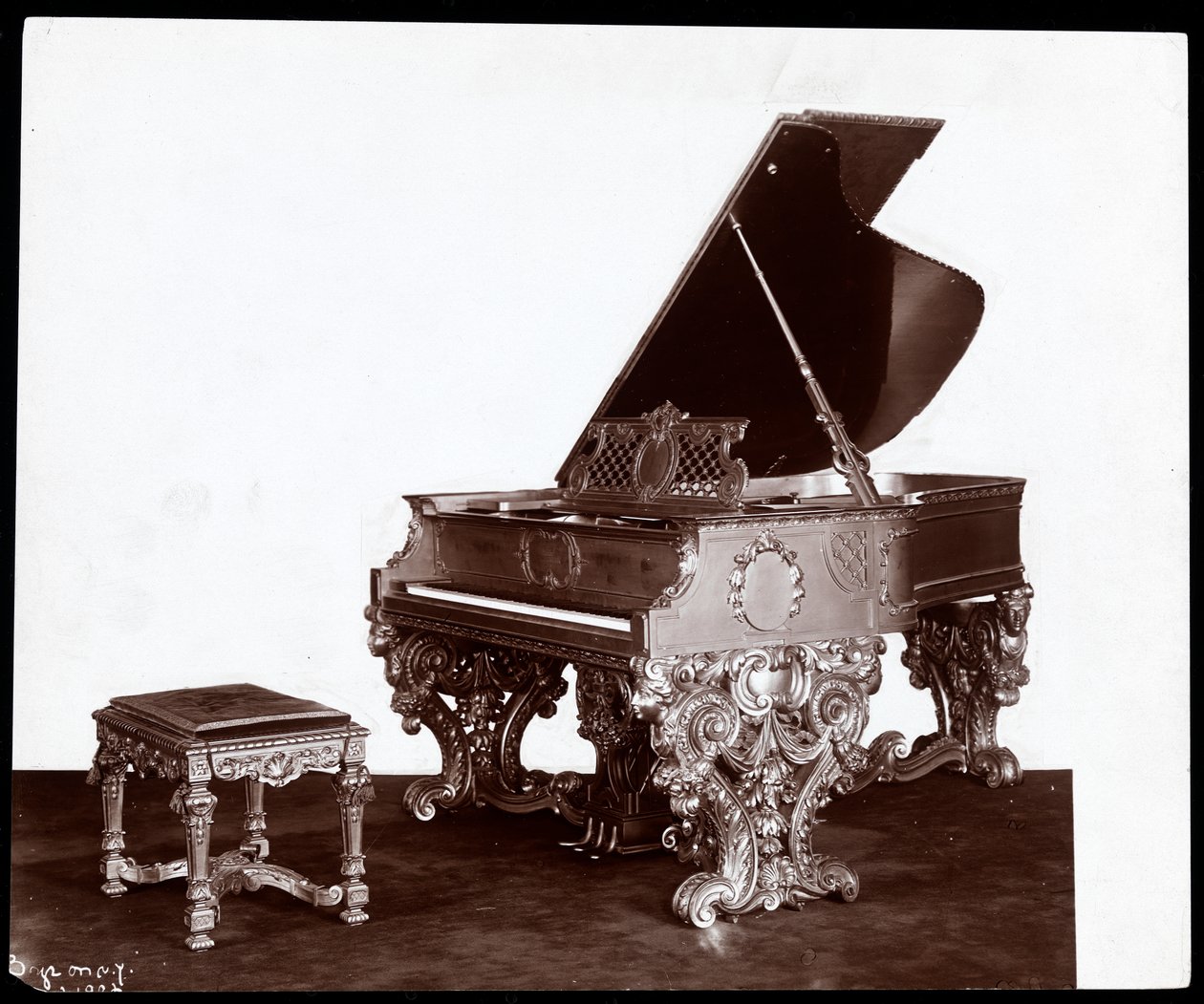 Koristeellinen piano ja penkki, Webber Piano Co., New York, 1906 (hopeagelatiiniprintti) tekijältä Byron Company