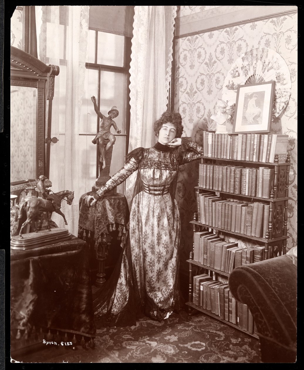 Anita Chartres huoneen nurkassa, n.1898 (hopeagelatiiniprintti) tekijältä Byron Company