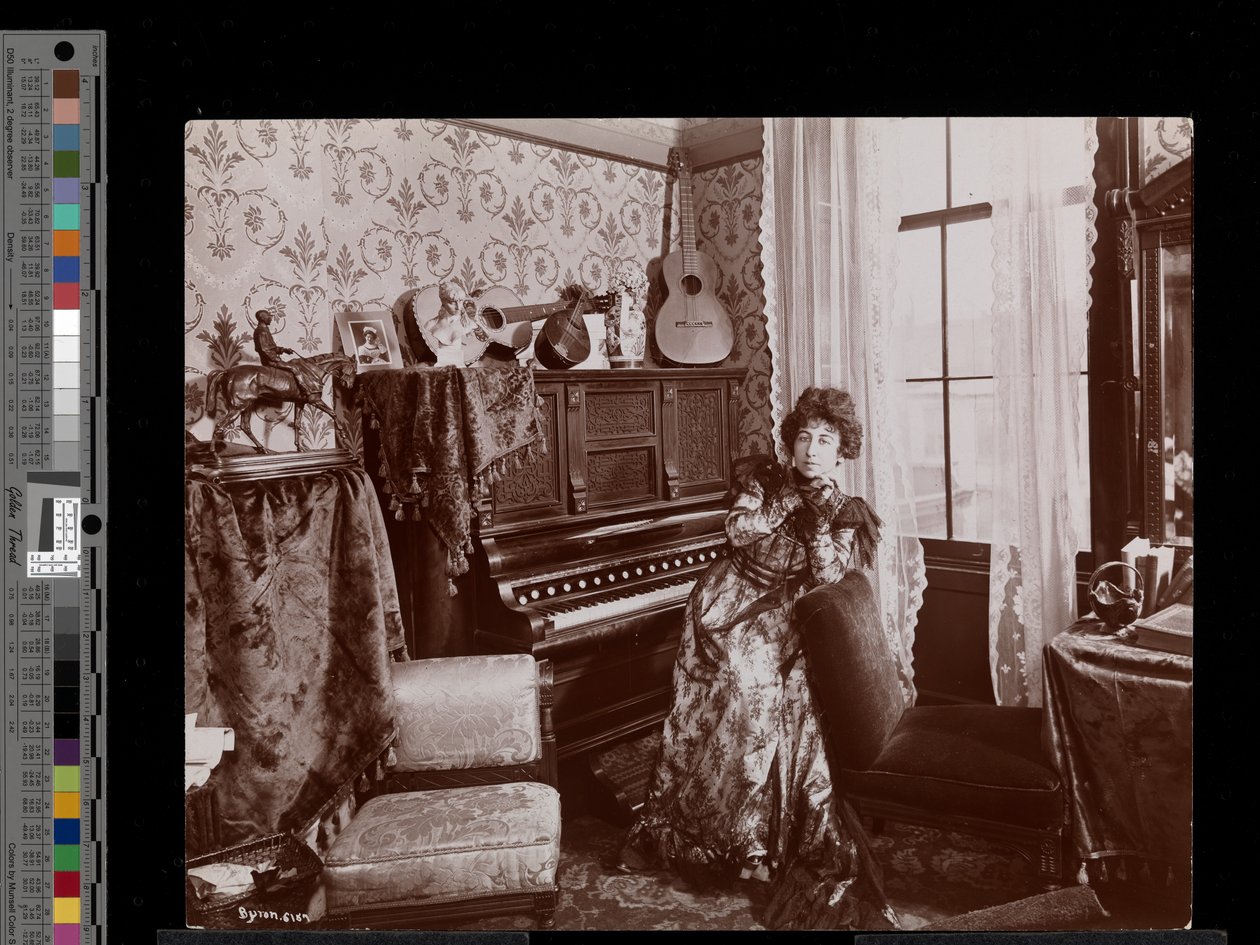 Anita Chartres istuu pianon ääressä, n. 1898 (hopeagelatiiniprintti) tekijältä Byron Company