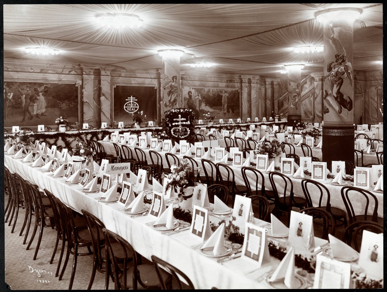Juhlasali kattauksella National Biscuit Co. -juhliin, New York, 1904 (hopeagelatiiniprintti) tekijältä Byron Company
