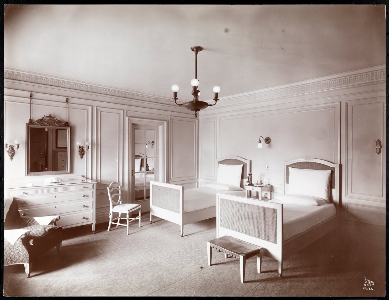 Makuuhuone Copley Plaza -hotellissa Bostonissa, n. 1912-1915 (hopeagelatiiniprintti) tekijältä Byron Company