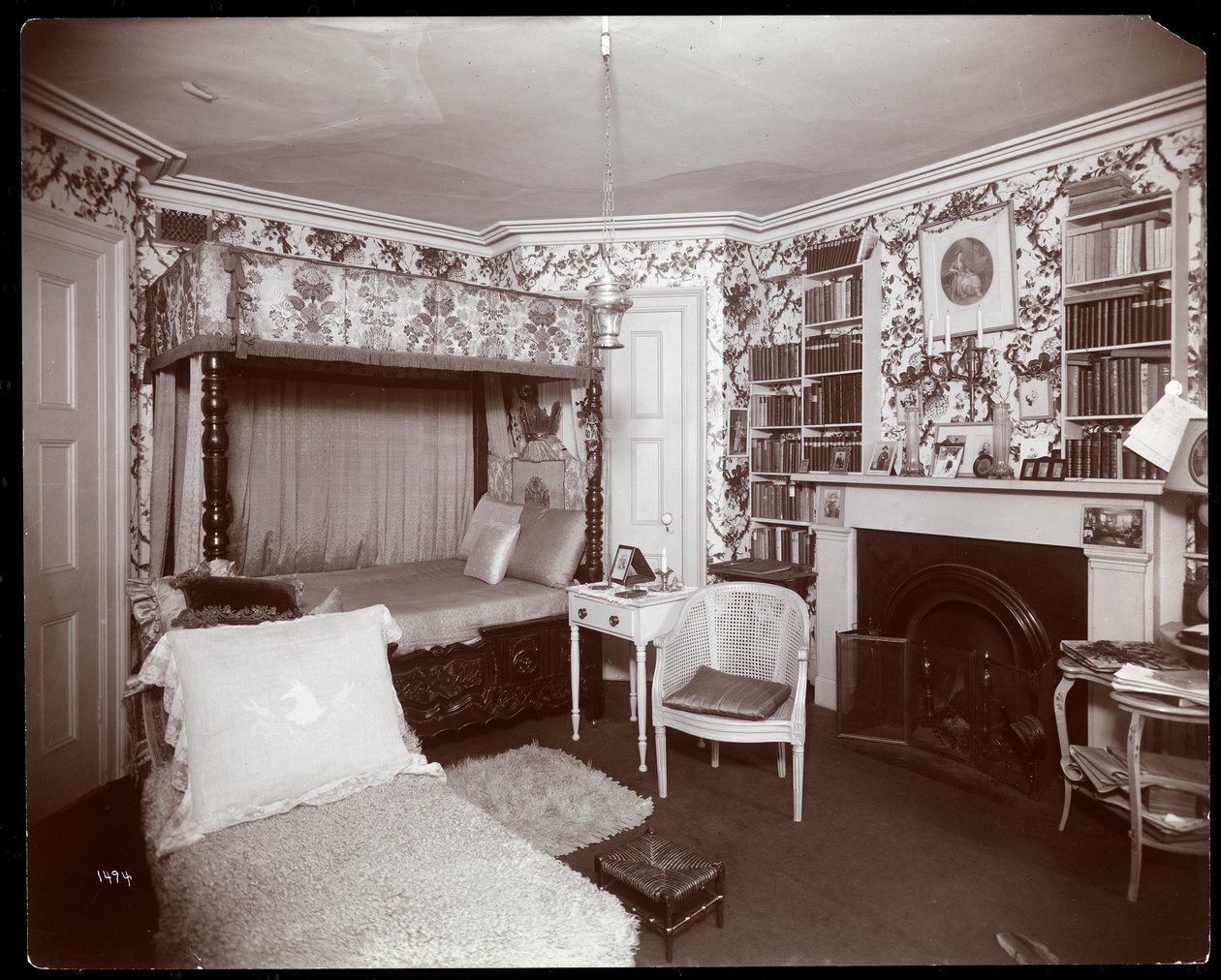 Makuuhuone Elsie de Wolfen asunnossa osoitteessa 122 East 17th Street, New York, 1895 tai 1896 (hopeagelatiiniprintti) tekijältä Byron Company