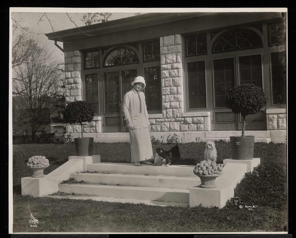 Billie Burke ja kolme koiraa Burkeleigh Crestissä, hänen talossaan Hastingsonissa, New Yorkissa, n. 1915 (hopeagelatiiniprintti) tekijältä Byron Company