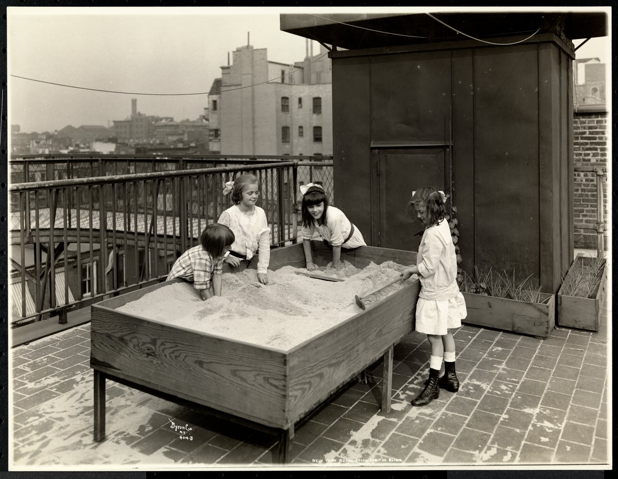 Sokeat tytöt leikkivät hiekkalaatikossa New York Association for the Blindin katolla, 111 East 59th Street, New York, 1926 (hopeagelatiiniprintti) tekijältä Byron Company