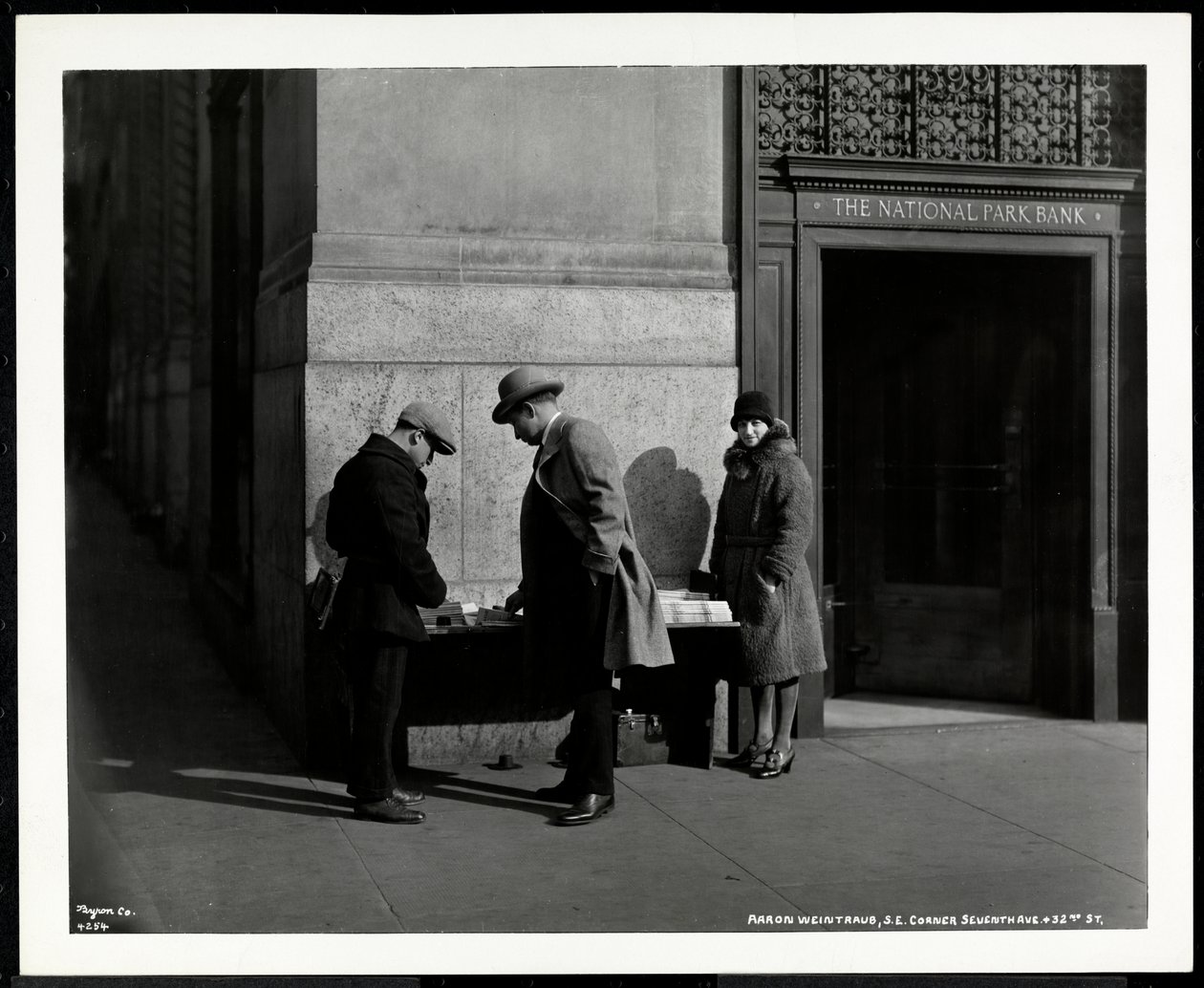 Sokea uutiskauppias Aaron Weintraub osastollaan 7th Avenuen ja 32nd Streetin kaakkoiskulmassa, New Yorkissa, 1930 (hopeagelatiiniprintti) tekijältä Byron Company