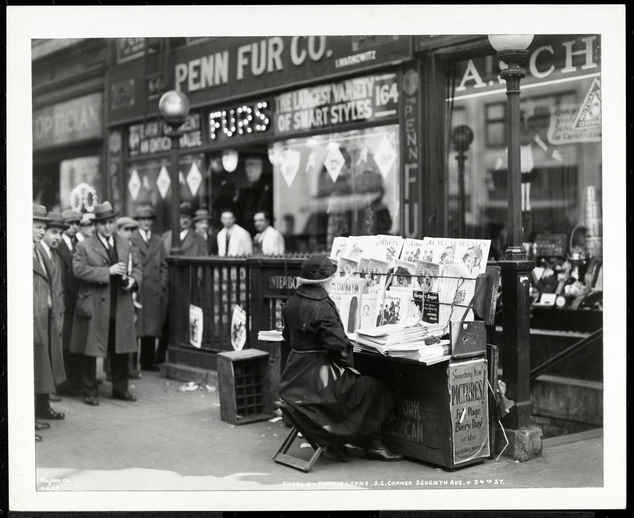 Sokea uutiskauppias, Aaron Weintraub, osastollaan 7th Avenuen ja 32nd Streetin kaakkoiskulmassa, New York, 1926 (hopeagelatiiniprintti) tekijältä Byron Company