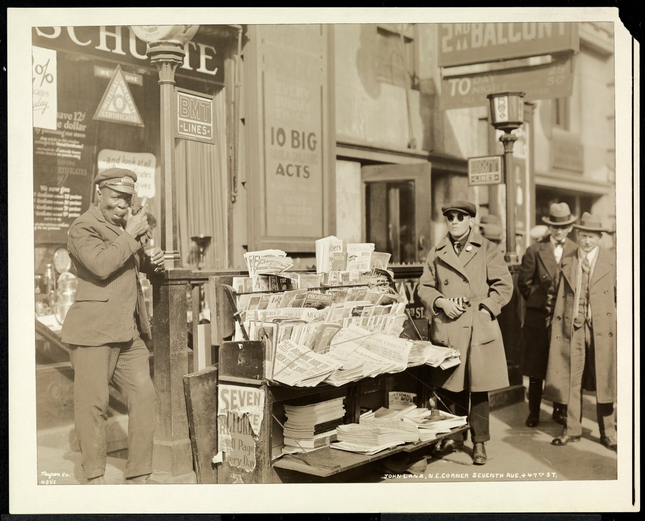 Sokea uutismyyjä, John Lanz, osastollaan 7th Avenuen ja 47th Streetin koilliskulmassa, New York, 1926 (hopeagelatiiniprintti) tekijältä Byron Company