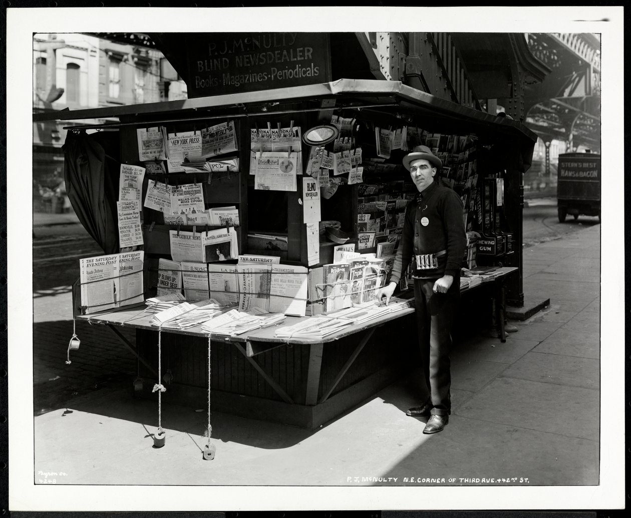 Sokea lehtikauppias P.J. McNulty koilliskulmassa 3rd Avenuen ja 42nd Streetin kulmassa, New York, 1926 (hopeagelatiinivedos). tekijältä Byron Company