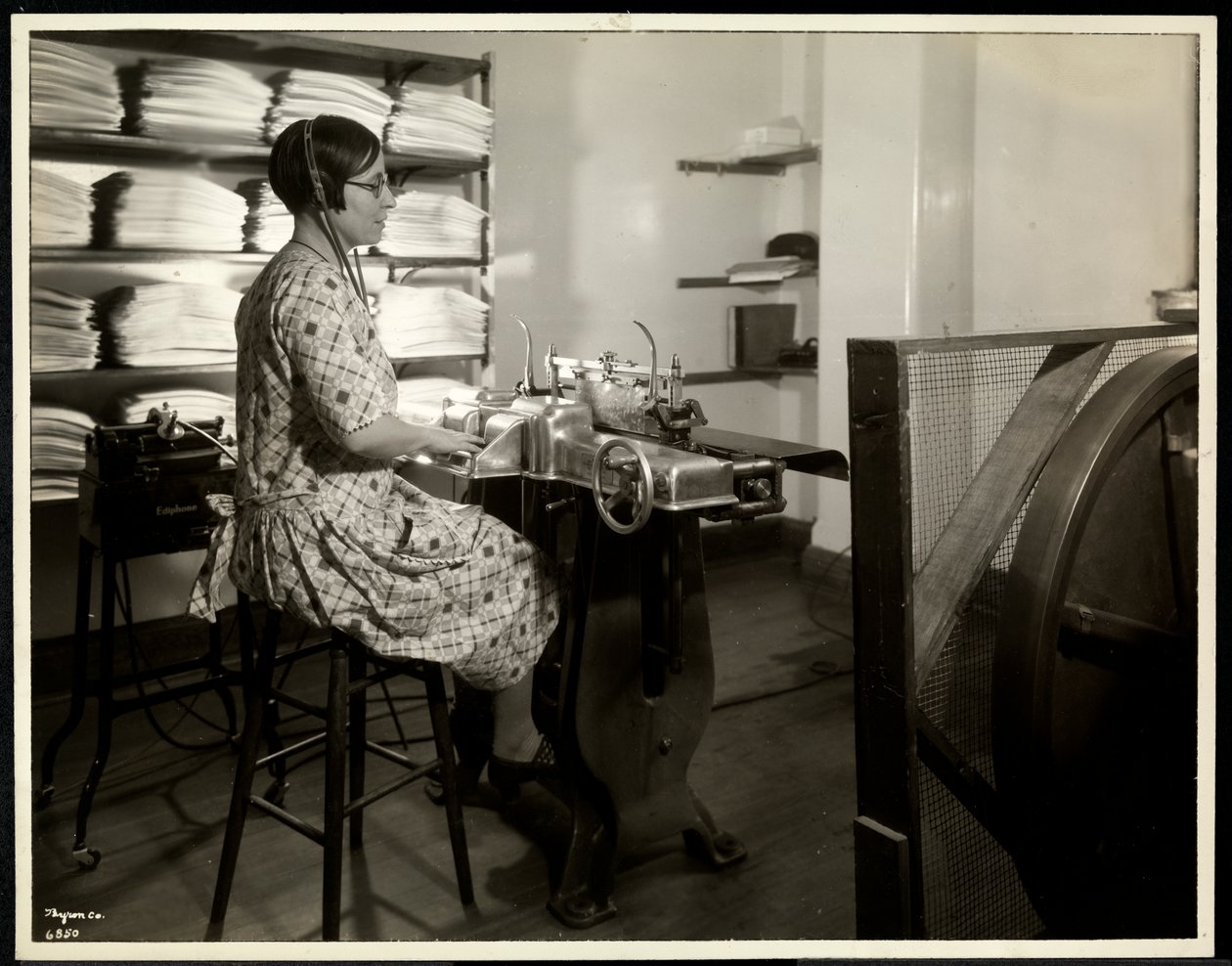 Sokea nainen, oletettavasti Charlotte Rohr, työskentelee pistekirjoituksella, sanelukoneella ja stereotypialla, New York, 1933 (hopeagelatiiniprintti) tekijältä Byron Company