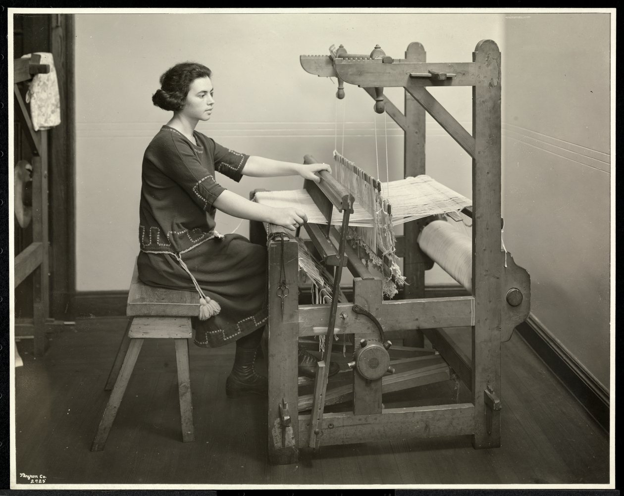 Sokea nainen työskentelee kutomakoneessa New York Association for the Blindissa, 111 East 59th Street, New York, 1926 (hopeagelatiiniprintti) tekijältä Byron Company