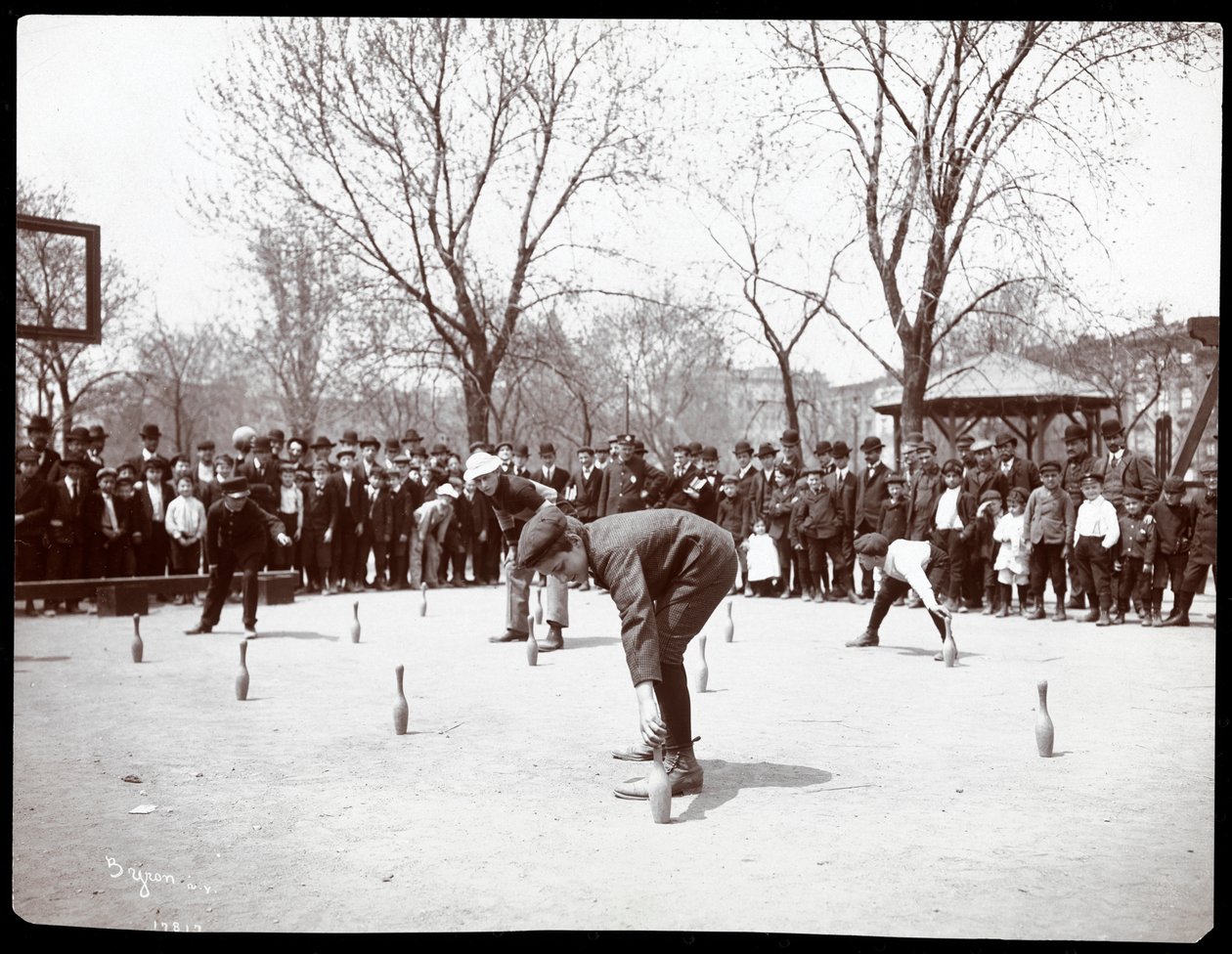Pojat odottavat asetta kilpailussa Arbor Day, Tompkins Square Park, New York, 1904 (hopeagelatiiniprintti) tekijältä Byron Company
