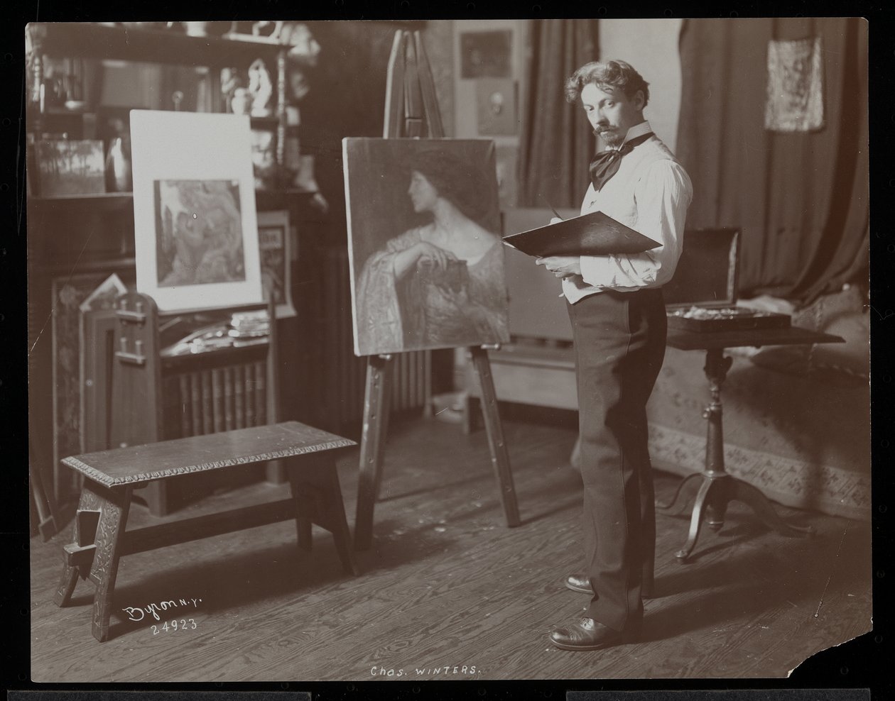 Charles Winter maalasi studiossaan New Yorkissa, 1907 (hopeagelatiiniprintti) tekijältä Byron Company