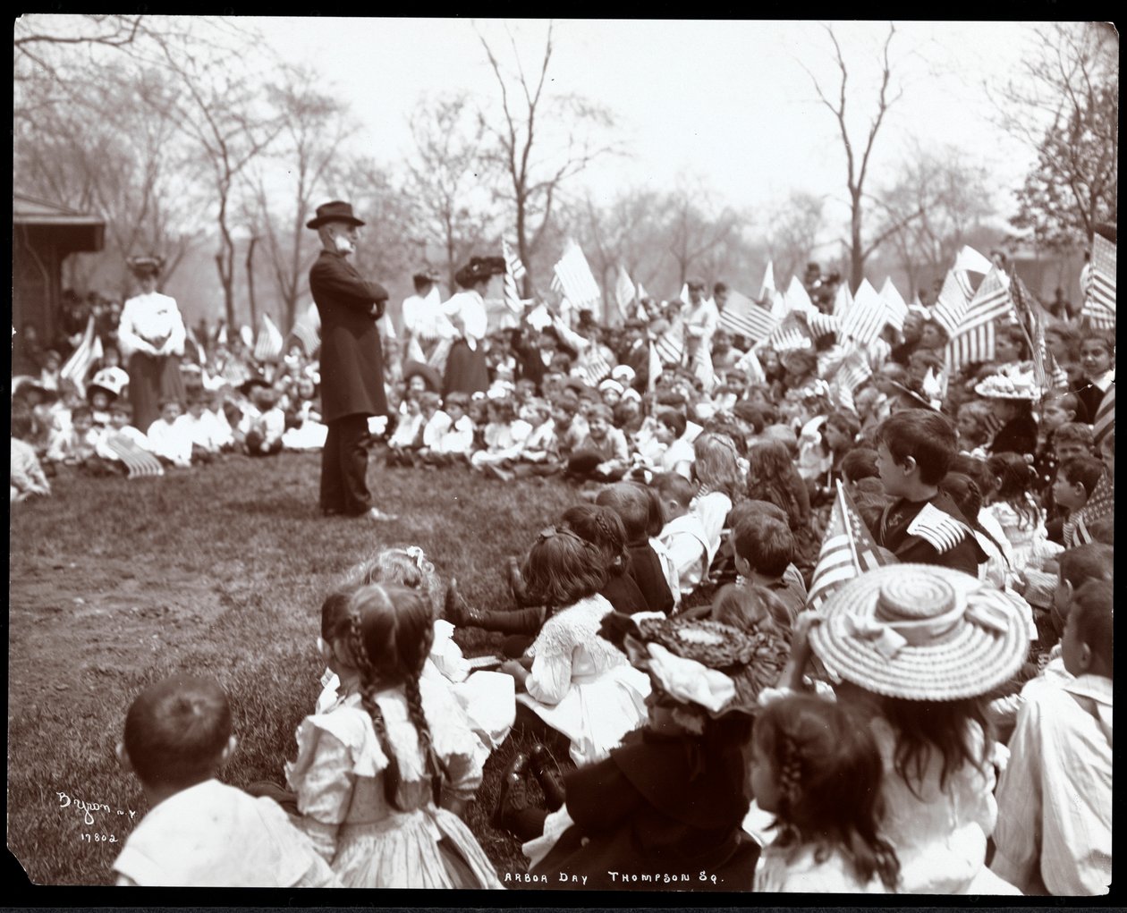 Lapset katsomassa viihdyttäjää Arbor Dayna Tompkins Square Parkissa New Yorkissa, 1904 (hopeagelatiiniprintti) tekijältä Byron Company