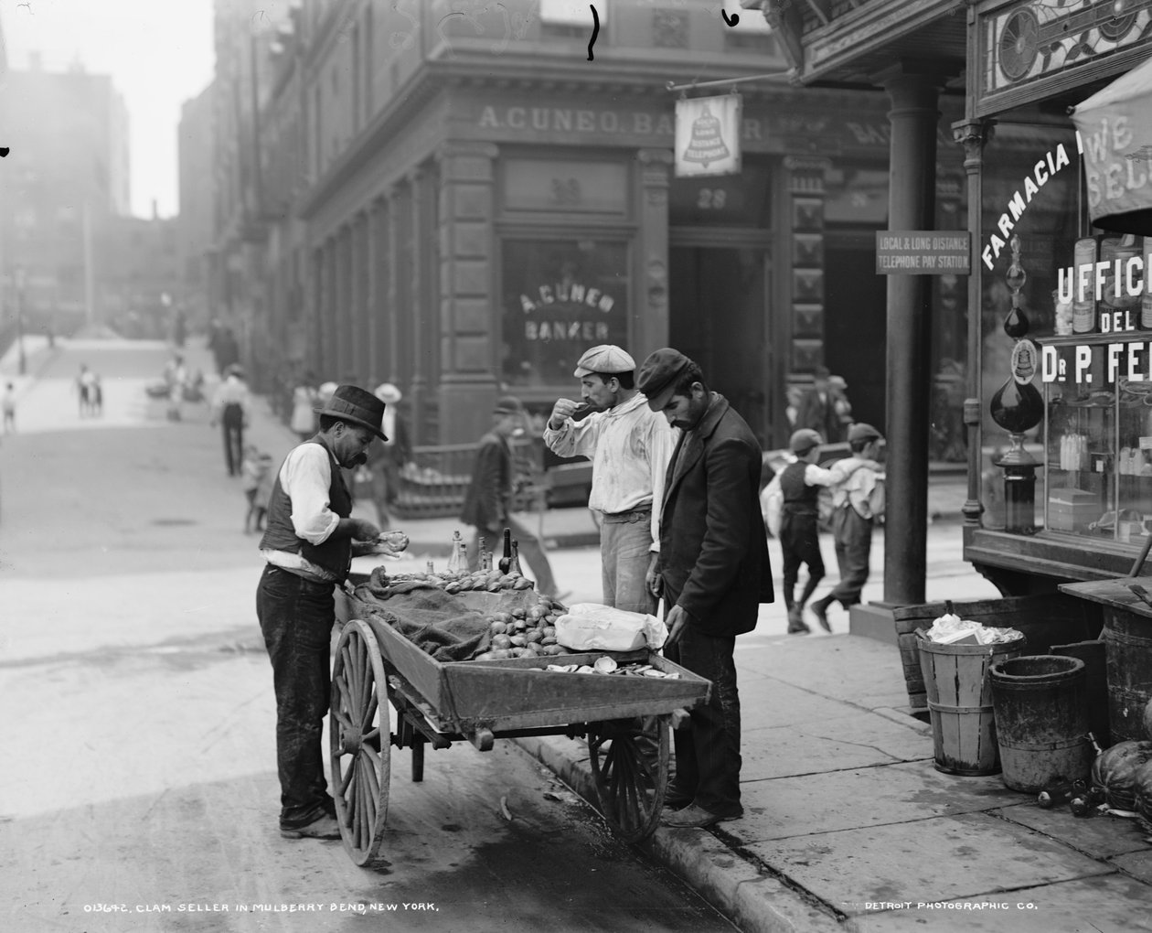 Simpukkamyyjä paikassa Mulberry Bend, N.Y., n. 1900 tekijältä Byron Company