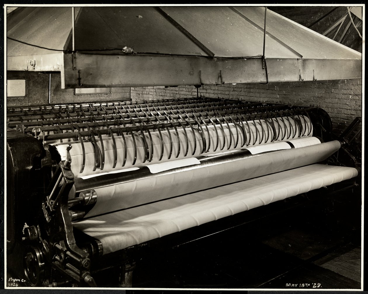 Lähikuva "mankelikoneesta" Carolyn Laundryssa osoitteessa 111 East 128th Street, East Harlem, New York, 1929 (hopeagelatiiniprintti) tekijältä Byron Company