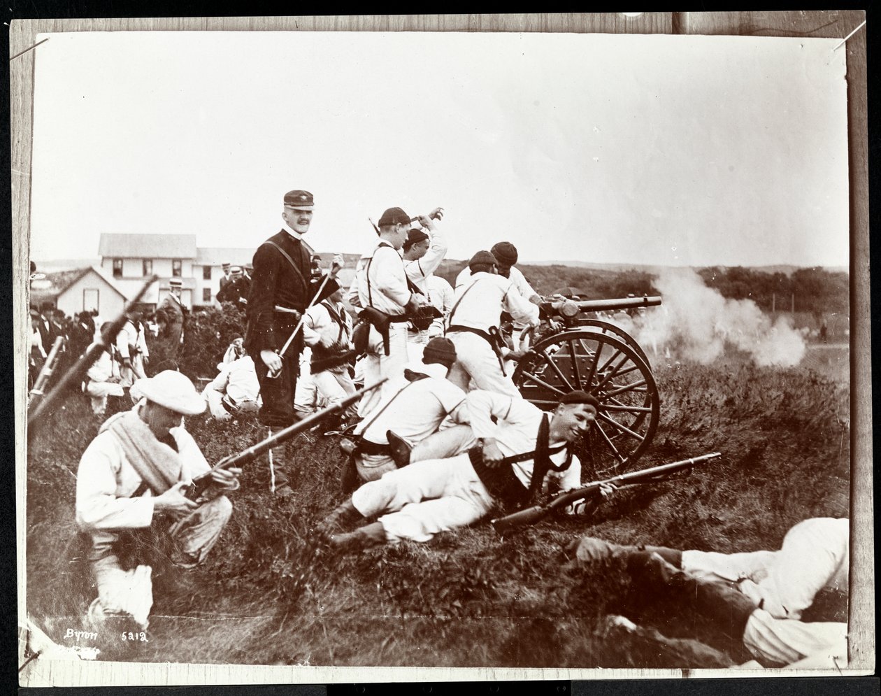 Kopiovalokuva aikaisemmasta kuvasta New Yorkin laivaston reservin sotilaista, jotka osallistuivat tekotaisteluihin aseilla ja tykillä, Fishers Island, New York, 1917 (hopeagelatiiniprintti) tekijältä Byron Company