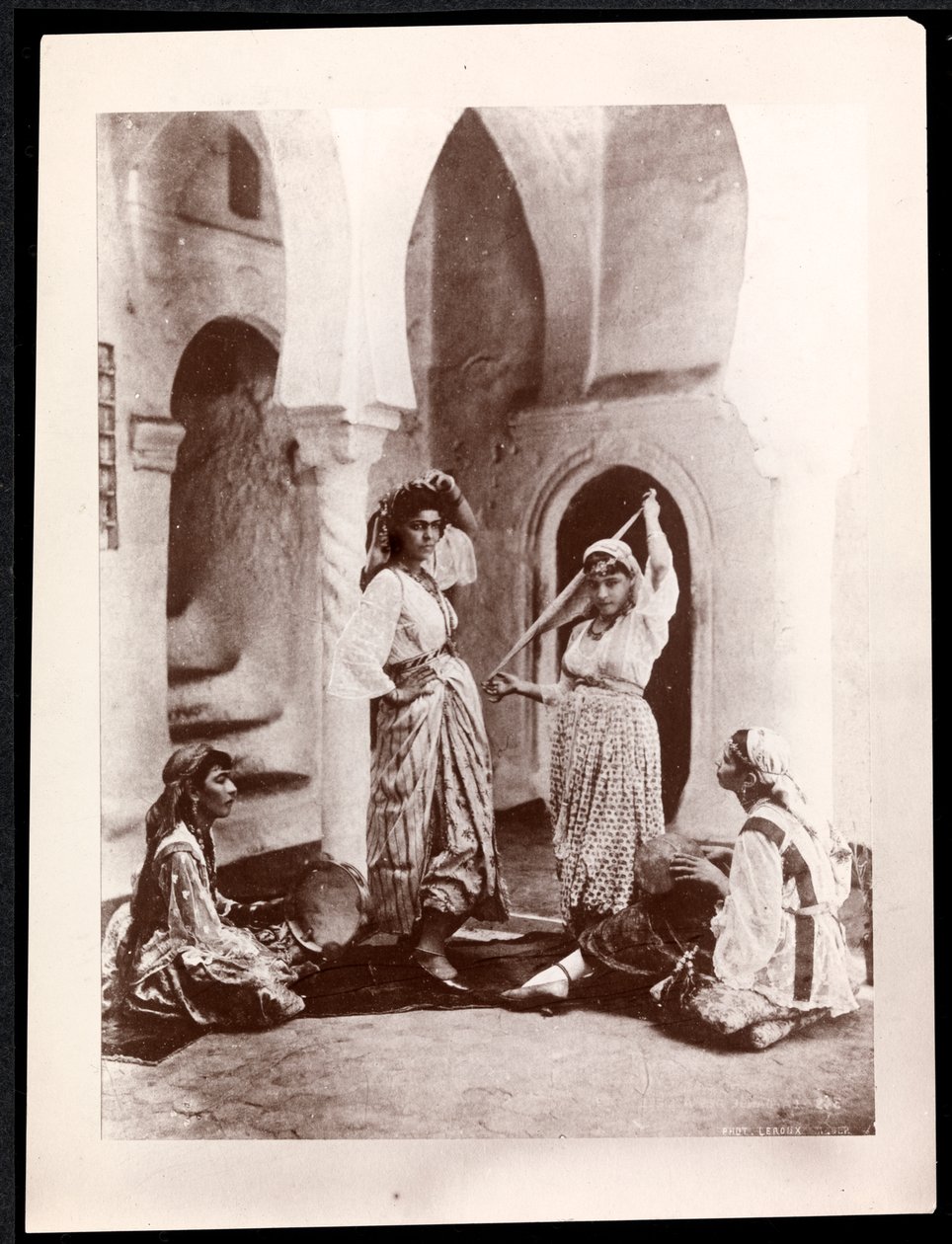 Tanssitytöt ja muusikko, Pohjois-Afrikka, n. 1900 (hopeagelatiiniprintti) tekijältä Byron Company