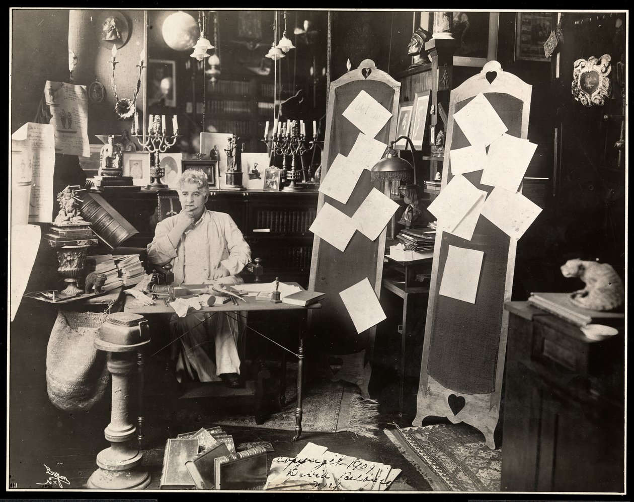David Belasco työhuoneessaan New Yorkissa vuoden 1909 jälkeen (hopeagelatiiniprintti) tekijältä Byron Company