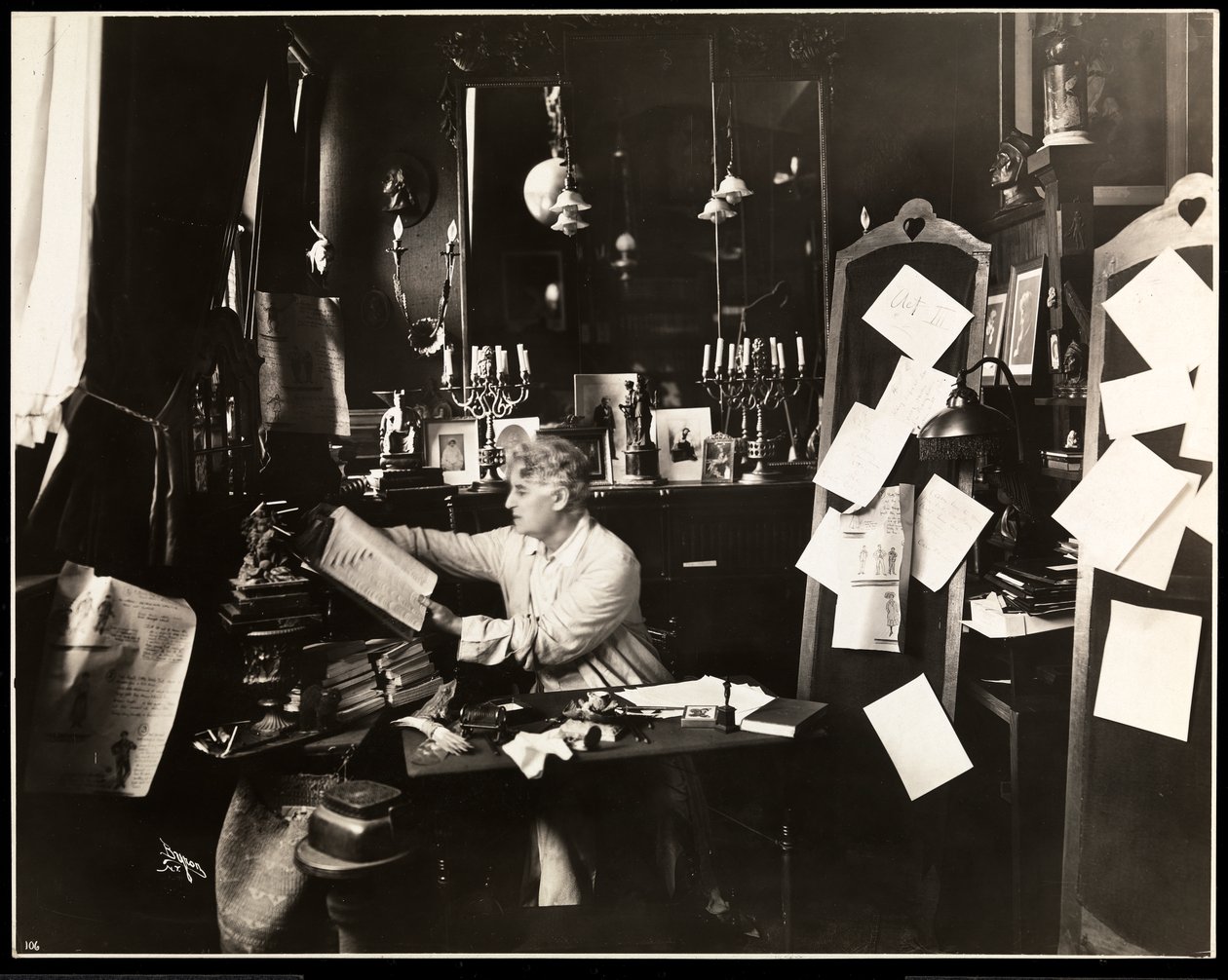 David Belasco työhuoneessaan selaamassa sanakirjaa, 1909 (hopeagelatiiniprintti) tekijältä Byron Company