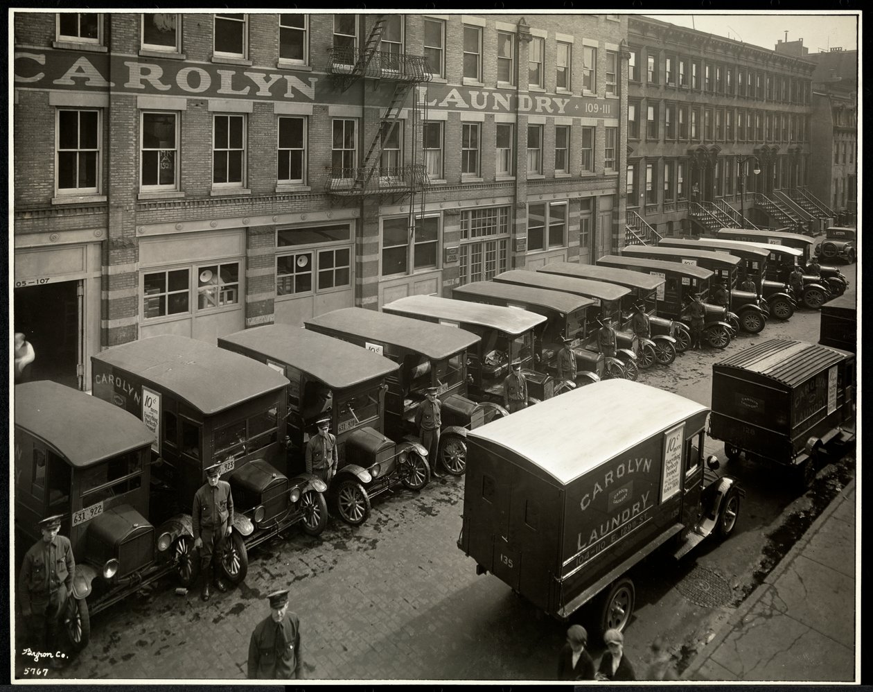 Toimitusautot pysäköitynä Carolyn Laundryn ulkopuolelle osoitteessa 111 East 128th Street, East Harlem, New York, 1929 (hopeagelatiiniprintti) tekijältä Byron Company