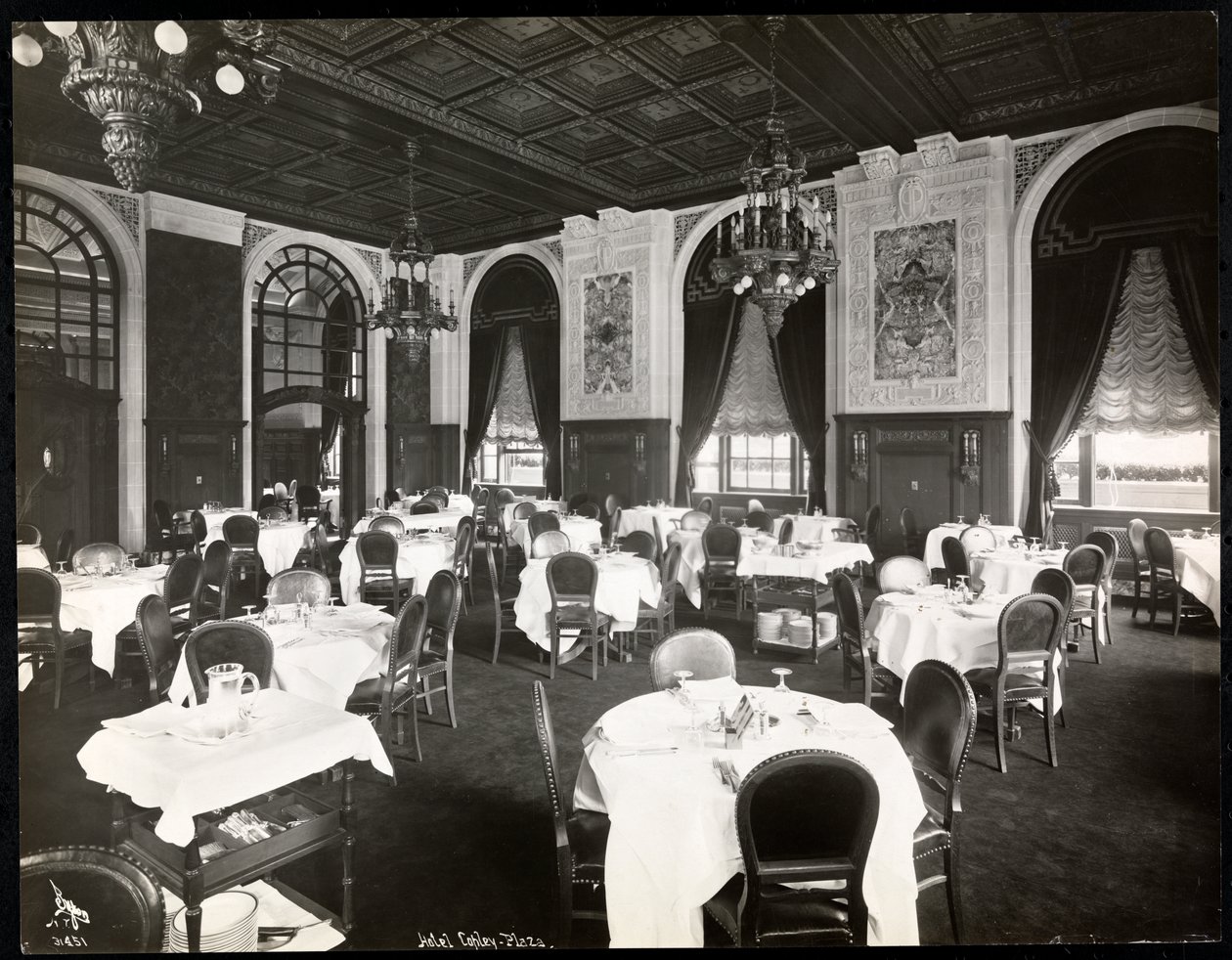 Copley Plaza -hotellin ruokasali, Boston, 1912 tai 1913 (hopeagelatiinivedos). tekijältä Byron Company