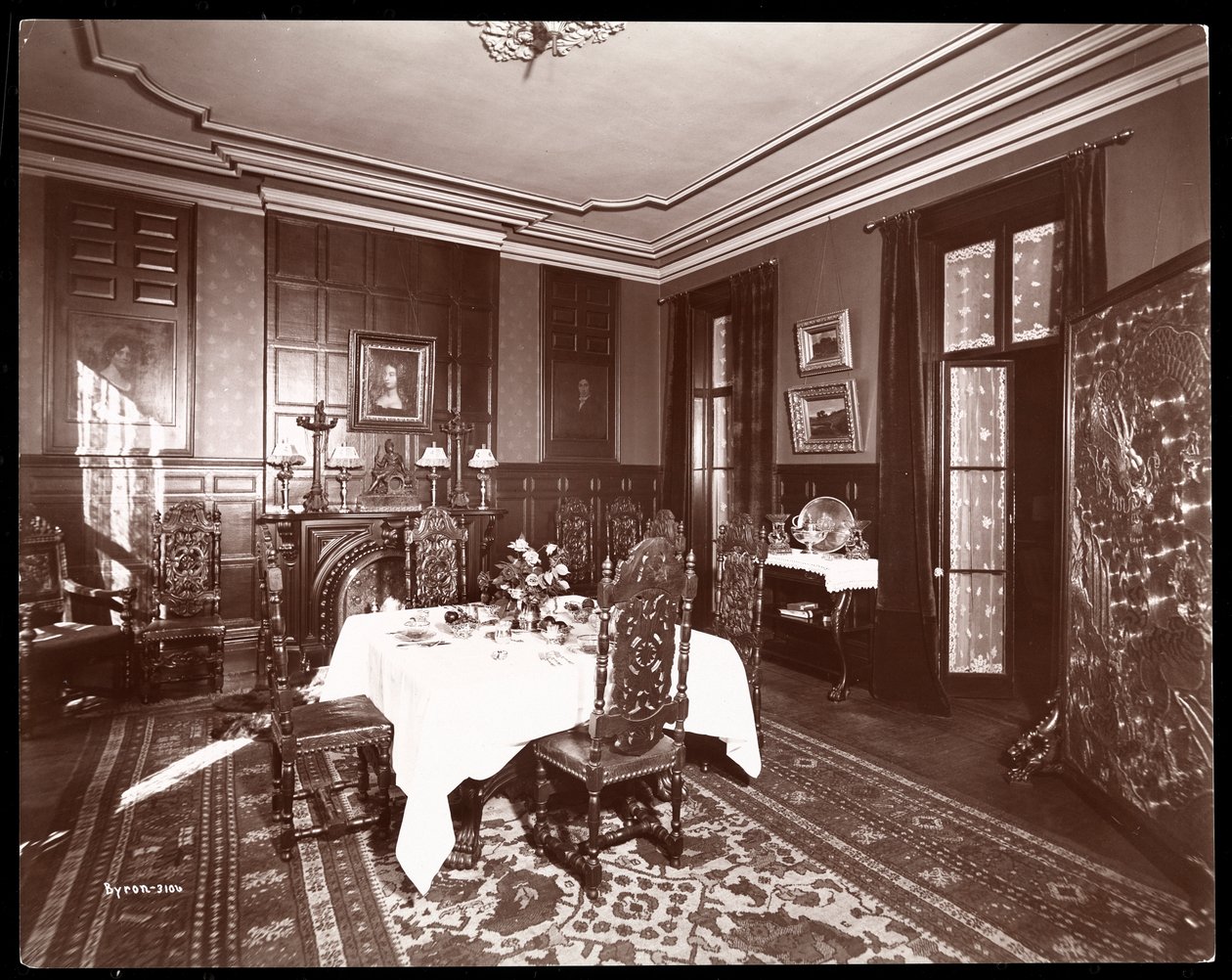 Ruokasali herra Reginald de Kovenin asunnossa, New Yorkissa, 1896-98 (hopeagelatiiniprintti) tekijältä Byron Company