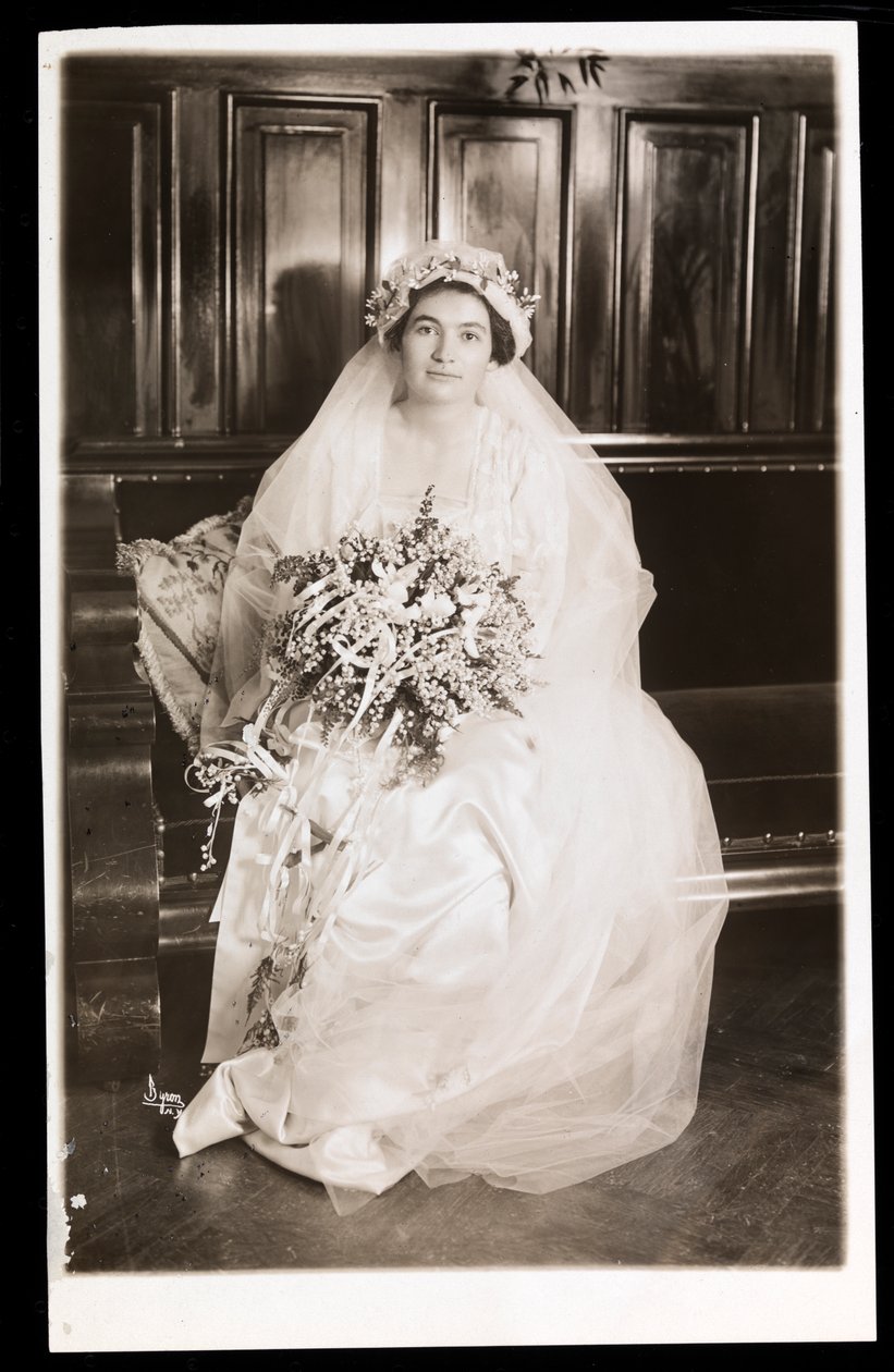 Tri Jacobyn tytär istuu hääpuvussaan, New York, 1915-1916 (hopeagelatiiniprintti) tekijältä Byron Company