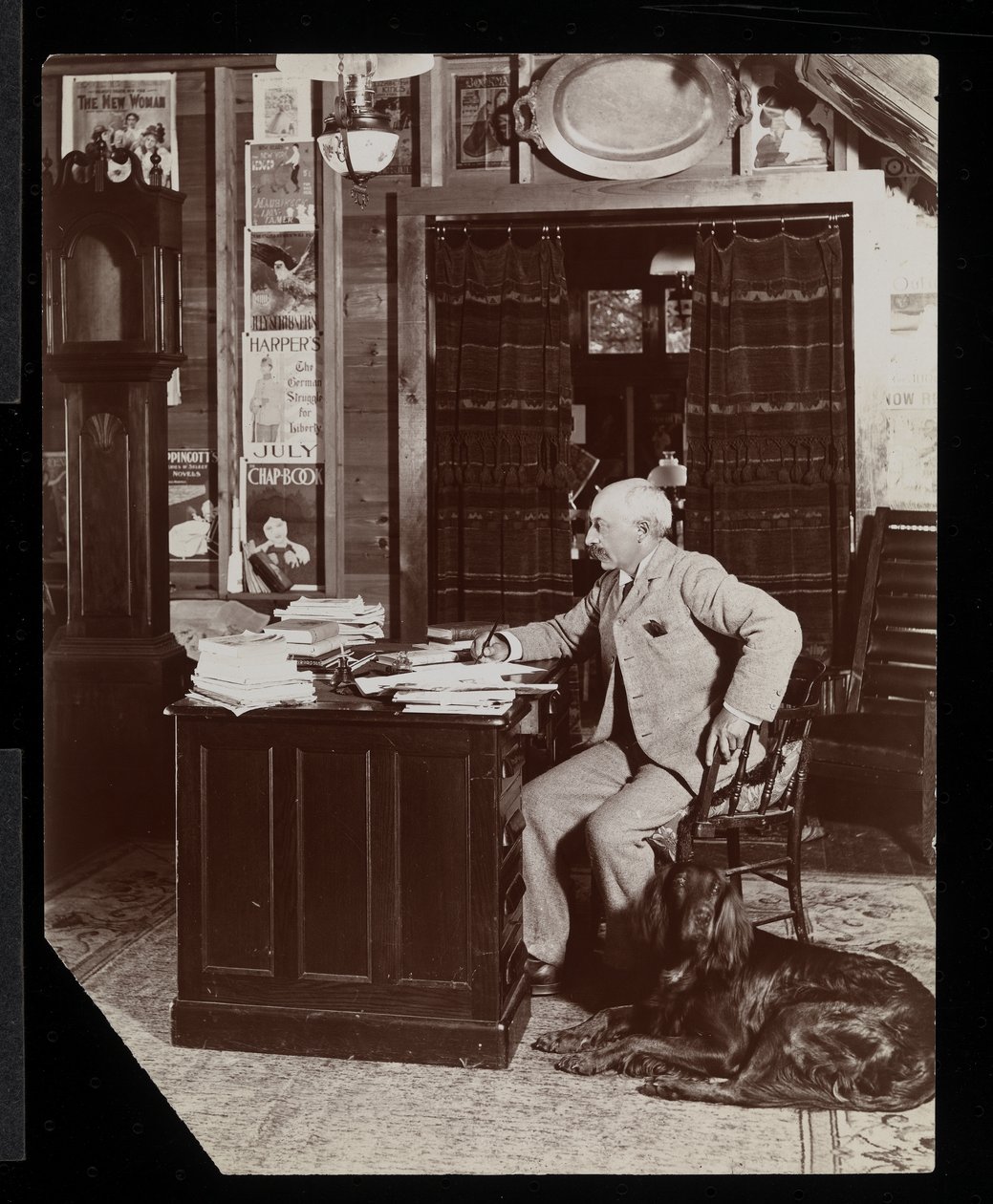Tohtori Worman, "Outing Magazine" -lehden omistaja, toimistossaan Westportissa, N.Y:ssä, Lake Champlainissa, n. 1895 (hopeagelatiiniprintti) tekijältä Byron Company