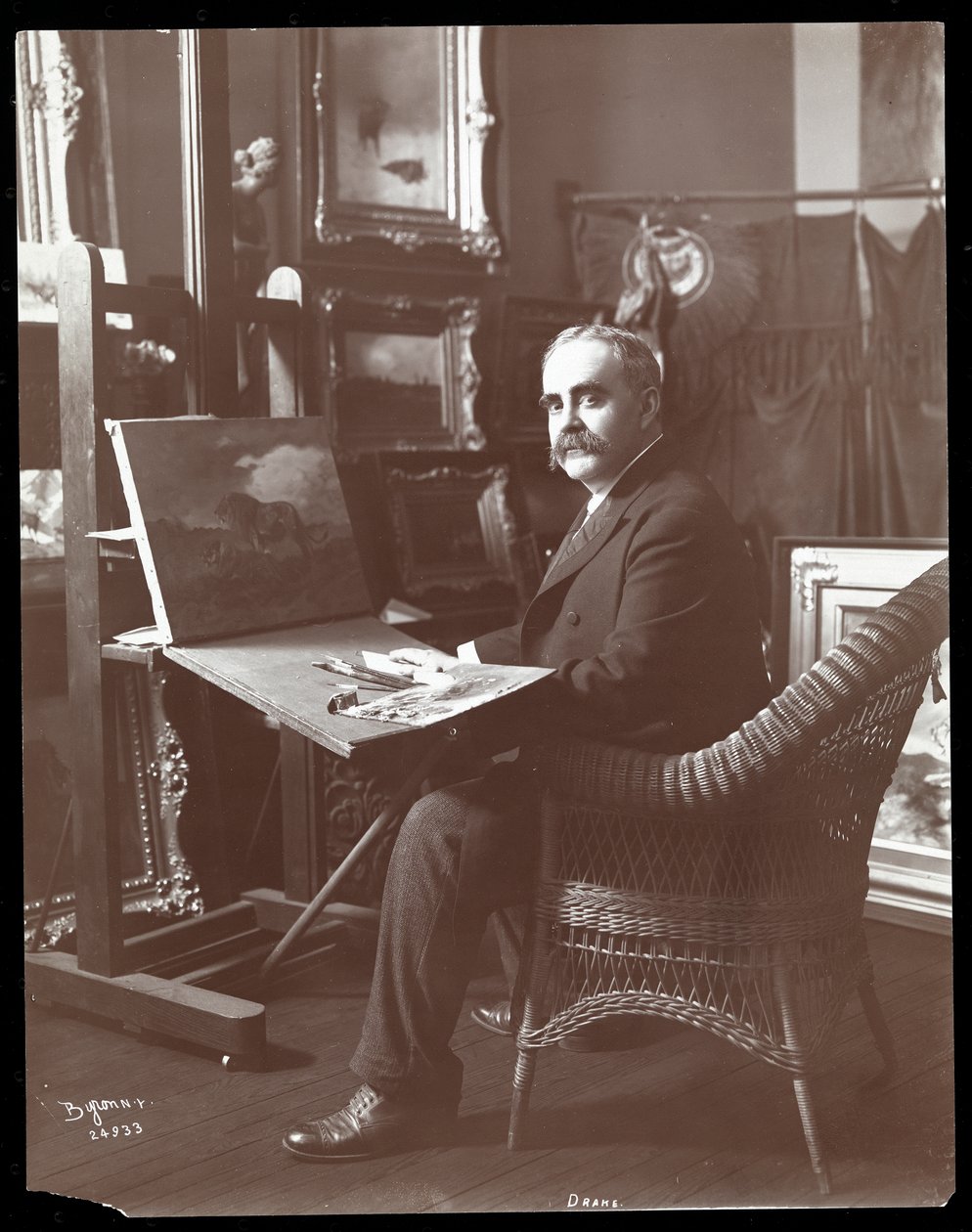 Drake työhuoneessaan leijonamaalauksen kanssa, New York, 1907 (hopeagelatiiniprintti) tekijältä Byron Company