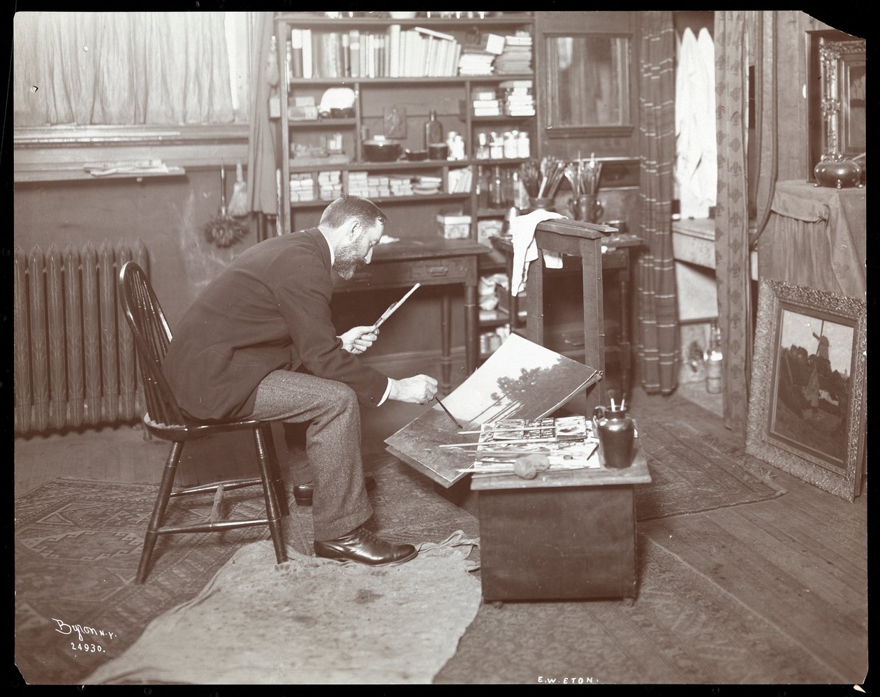 E. W. Eton työskentelee maalauksen parissa, 1907 (hopeagelatiiniprintti) tekijältä Byron Company