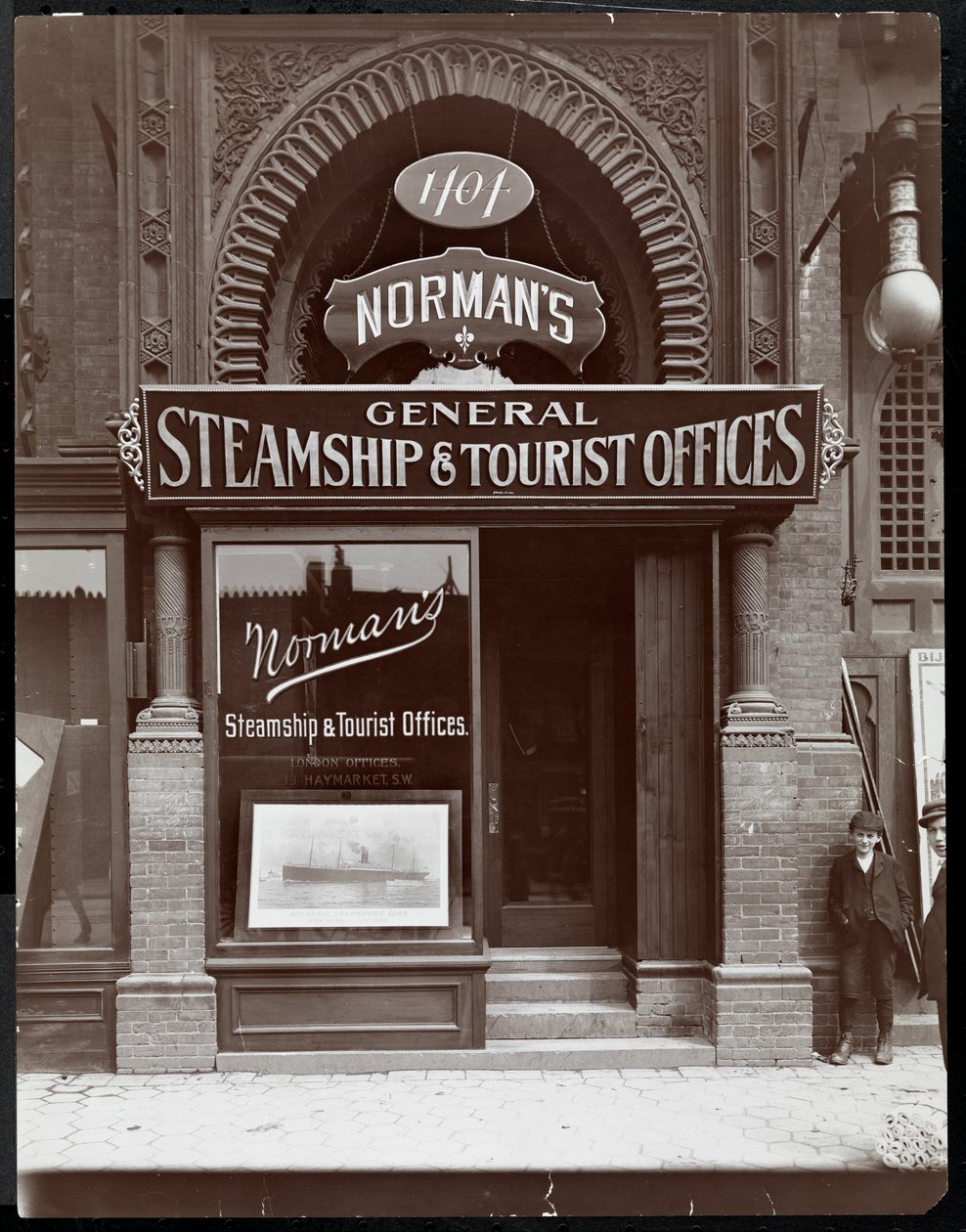 Sisäänkäynti Normanin höyrylaiva- ja matkailutoimistoihin osoitteessa 1404 Broadway lähellä 39th Streetiä, New York, 1890-1910 (hopeagelatiiniprintti) tekijältä Byron Company