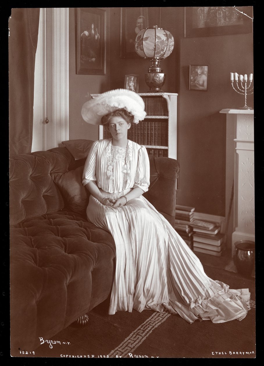 Ethel Barrymore istuu olohuoneessa, 1902 tai 1903 (hopeagelatiinipaino). tekijältä Byron Company