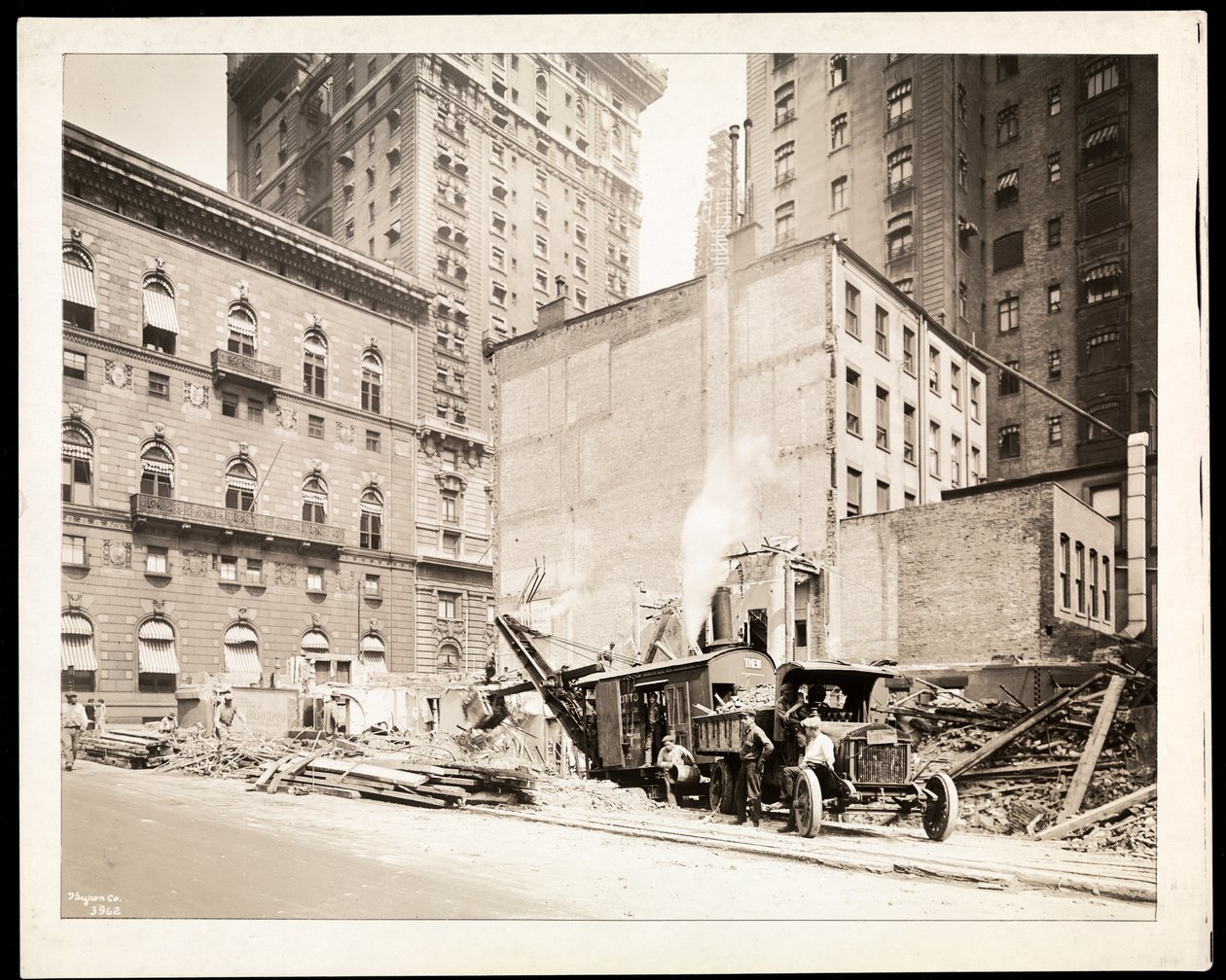 Kaivaukset Aeolian Company -rakennuksen rakennustyömaalla osoitteessa 5th Avenue ja 54th Street, New York, 1925 (hopeagelatiiniprintti) tekijältä Byron Company