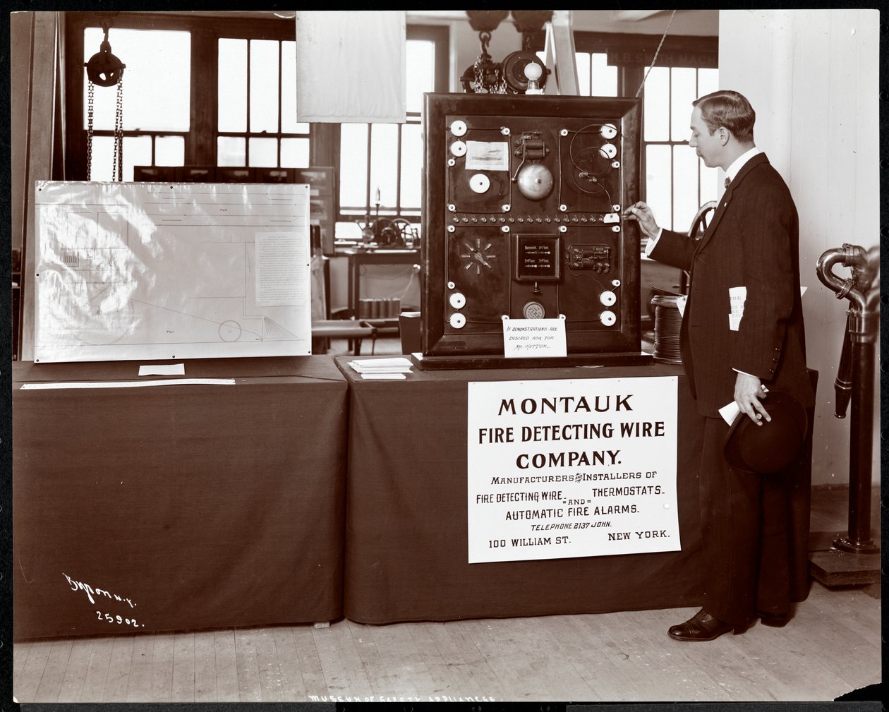 Montauk Fire Detecting Wire Co.:n palonhavaitsemisjärjestelmän näyttely American Institute of Social Servicen turvallisuuslaitteiden museossa, New Yorkissa, 1908 (hopeagelatiiniprintti) tekijältä Byron Company