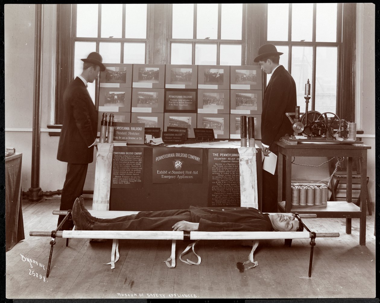 Pennsylvania Railroad Co:n ensiapuvälineiden näyttely American Institute of Social Servicen turvallisuuslaitteiden museossa, New York, 1908 (hopeagelatiiniprintti) tekijältä Byron Company