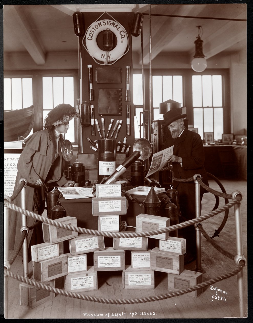 Coston Signal Co:n näyttely American Institute of Social Servicen turvallisuuslaitteiden museossa, New York, 1908 (hopeagelatiiniprintti) tekijältä Byron Company