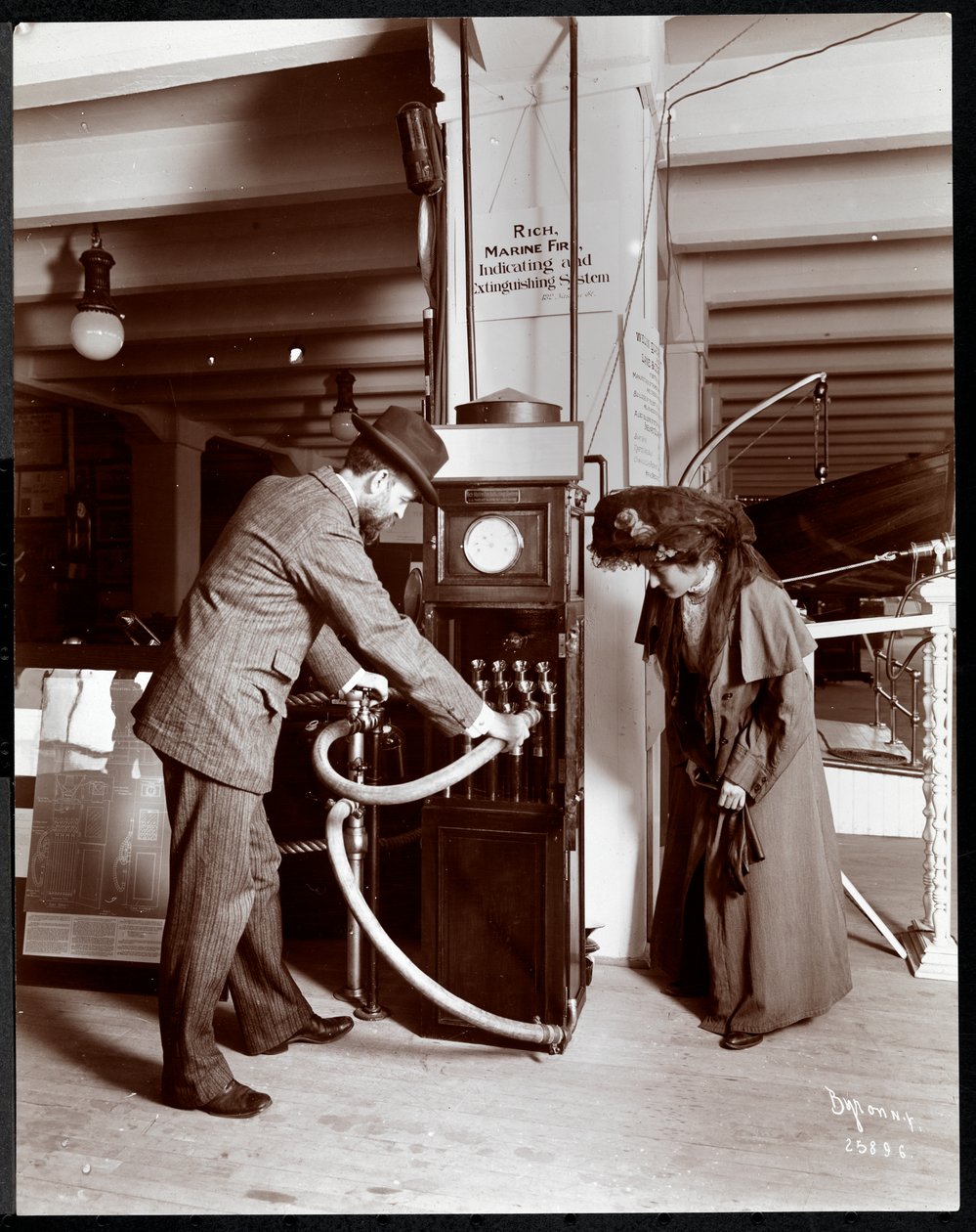 Coston Signal Co:n näyttely American Institute of Social Servicen turvallisuuslaitteiden museossa, New York, 1908 (hopeagelatiiniprintti) tekijältä Byron Company