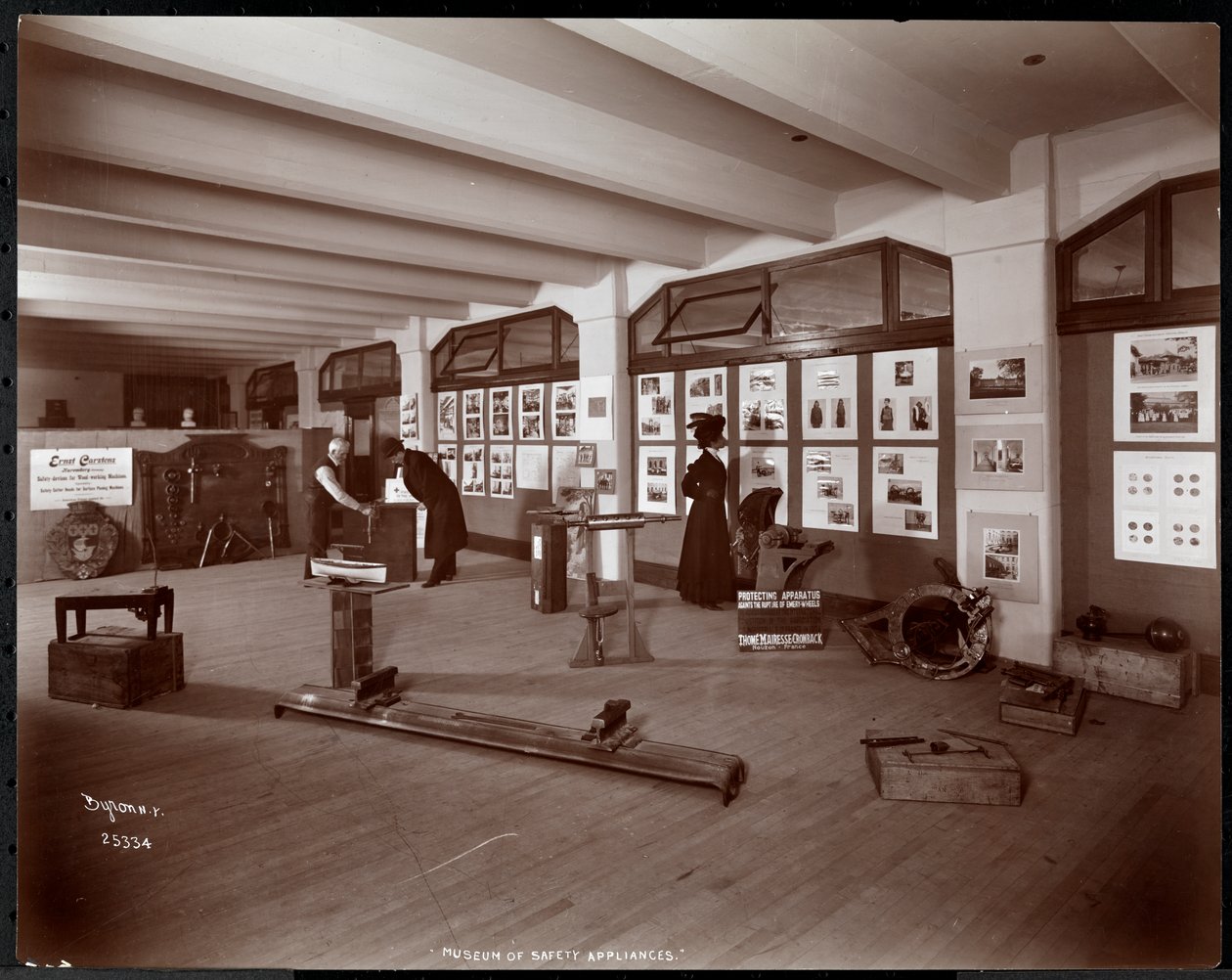 The Museum of Safety Appliances of the American Institute of Social Service, New York, 1907 (hopeagelatiiniprintti) tekijältä Byron Company