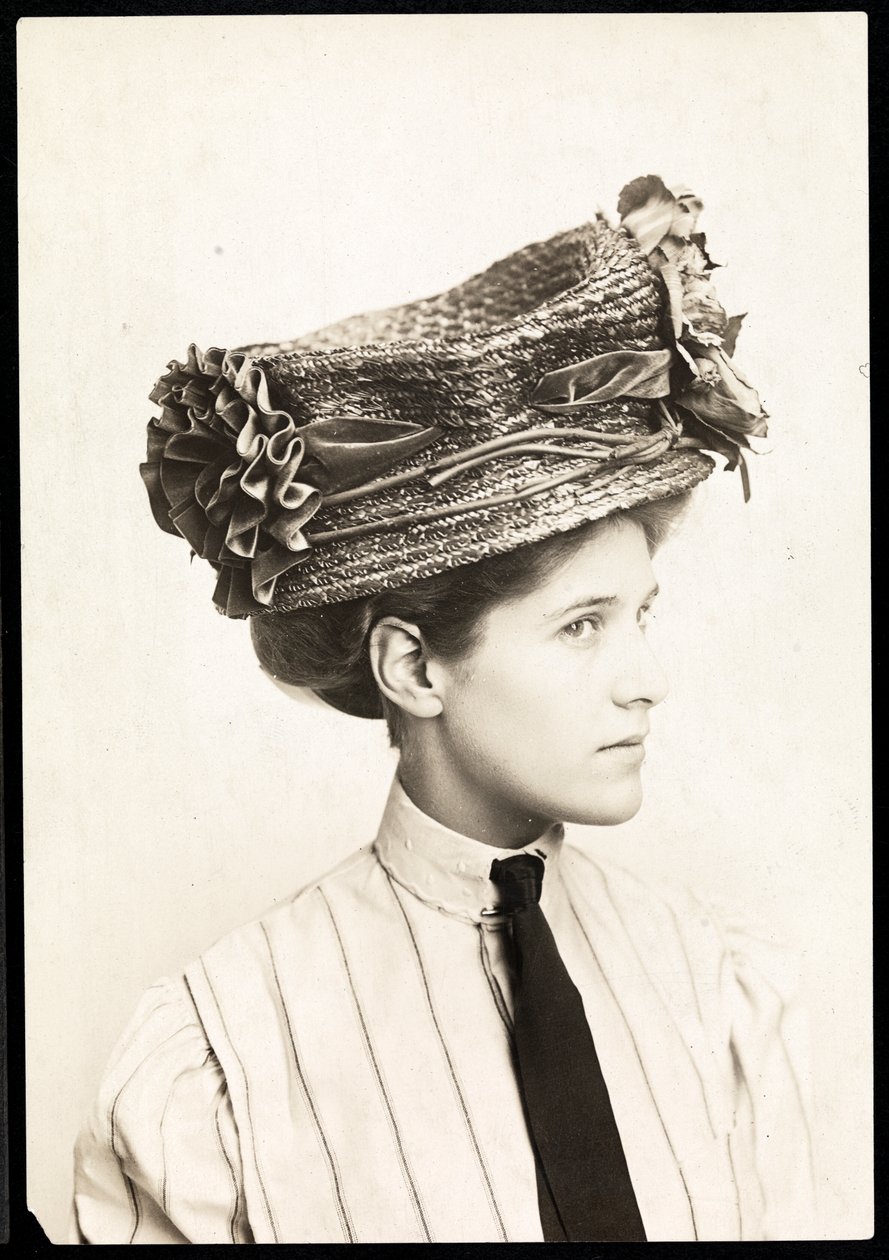 Muotivalokuva naisesta, joka mallintaa hattua, New York, 1890-1910 (hopeagelatiiniprintti) tekijältä Byron Company