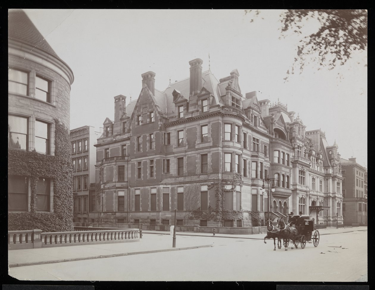 Fifth Ave., 66th St. ja J.J. Astor, 65th St., New York, 1901-02 (hopeagelatiiniprintti) tekijältä Byron Company