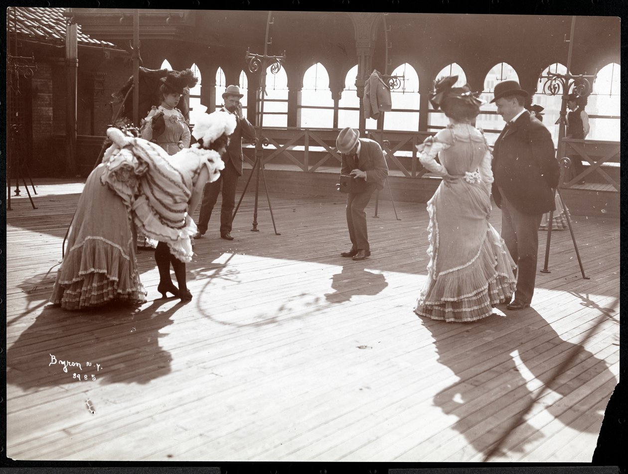 Viisi pukupukuista näyttelijää harjoittelemassa luultavasti New York Theatren katolla, New York, 1900 (hopeagelatiiniprintti) tekijältä Byron Company