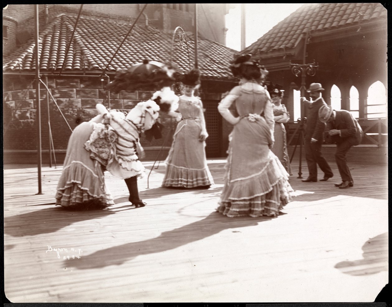 Viisi pukupukuista näyttelijää harjoittelemassa luultavasti New York Theatren katolla, New York, 1900 (hopeagelatiiniprintti) tekijältä Byron Company