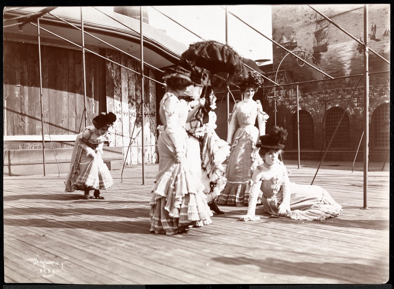 Viisi pukupukuista näyttelijää harjoittelemassa luultavasti New York Theatren katolla, New York, 1900 (hopeagelatiiniprintti) tekijältä Byron Company