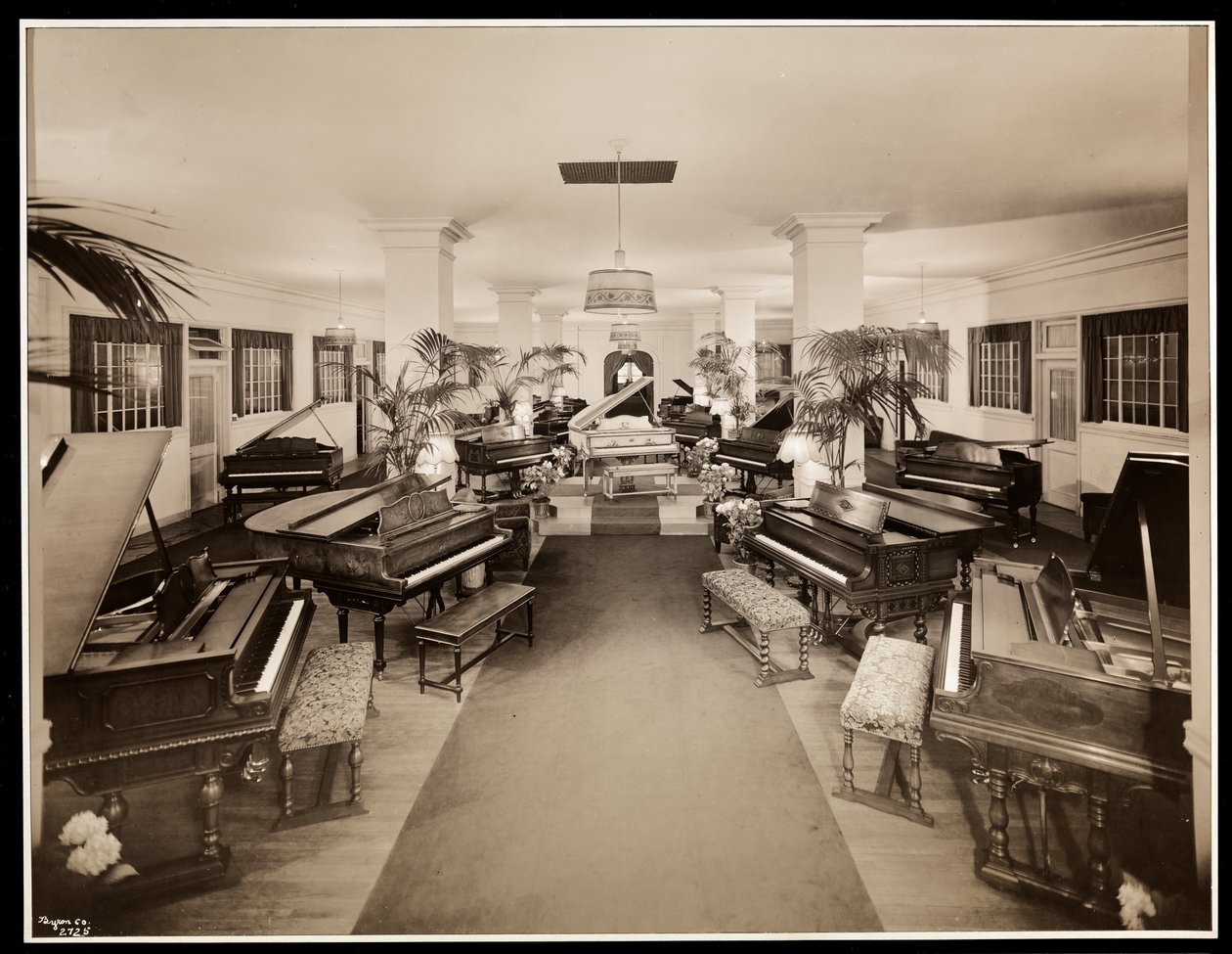 Neljännen kerroksen Art Piano -näyttely Aeolian Companyssa, 1926 (hopeagelatiiniprintti) tekijältä Byron Company
