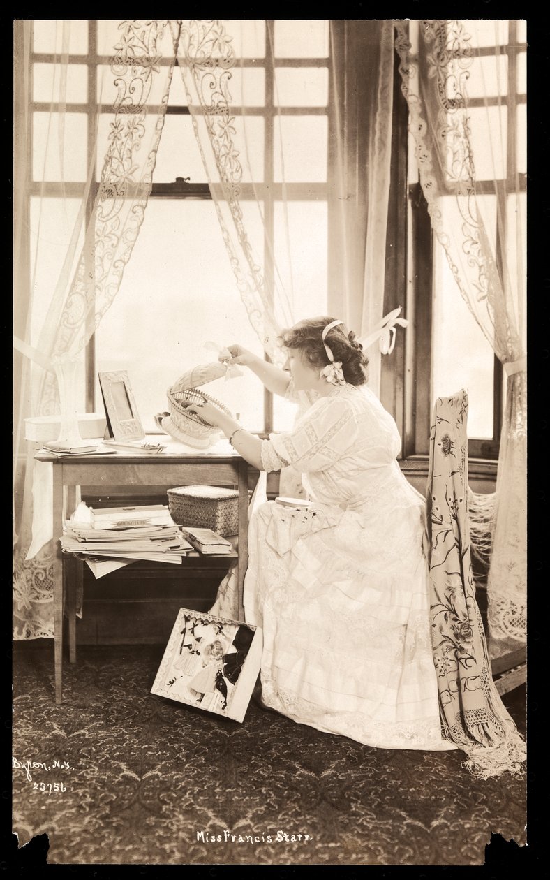 Frances Starr kotonaan New Yorkissa (hopeagelatiiniprintti) tekijältä Byron Company