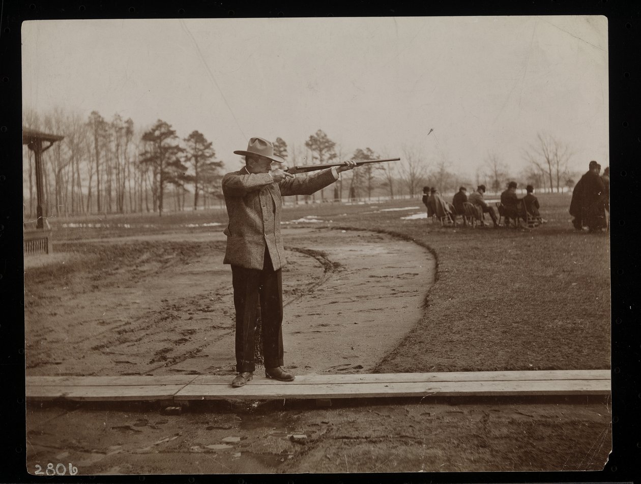 Frank Work tähtäämässä kiväärillä ansaan, New York, 1896 (hopeagelatiiniprintti) tekijältä Byron Company