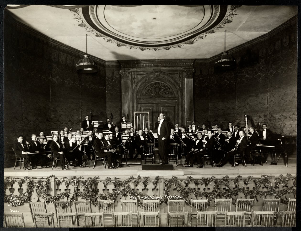 Koko orkesteri lavalla, New York, 1911 (hopeagelatiiniprintti) tekijältä Byron Company
