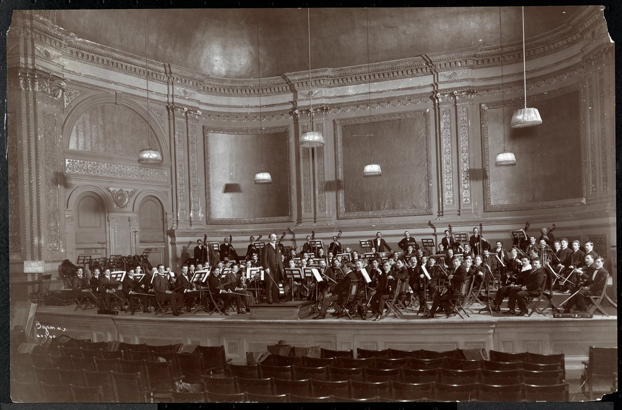 Koko orkesteri lavalla, New York, n. 1912 (hopeagelatiiniprintti) tekijältä Byron Company