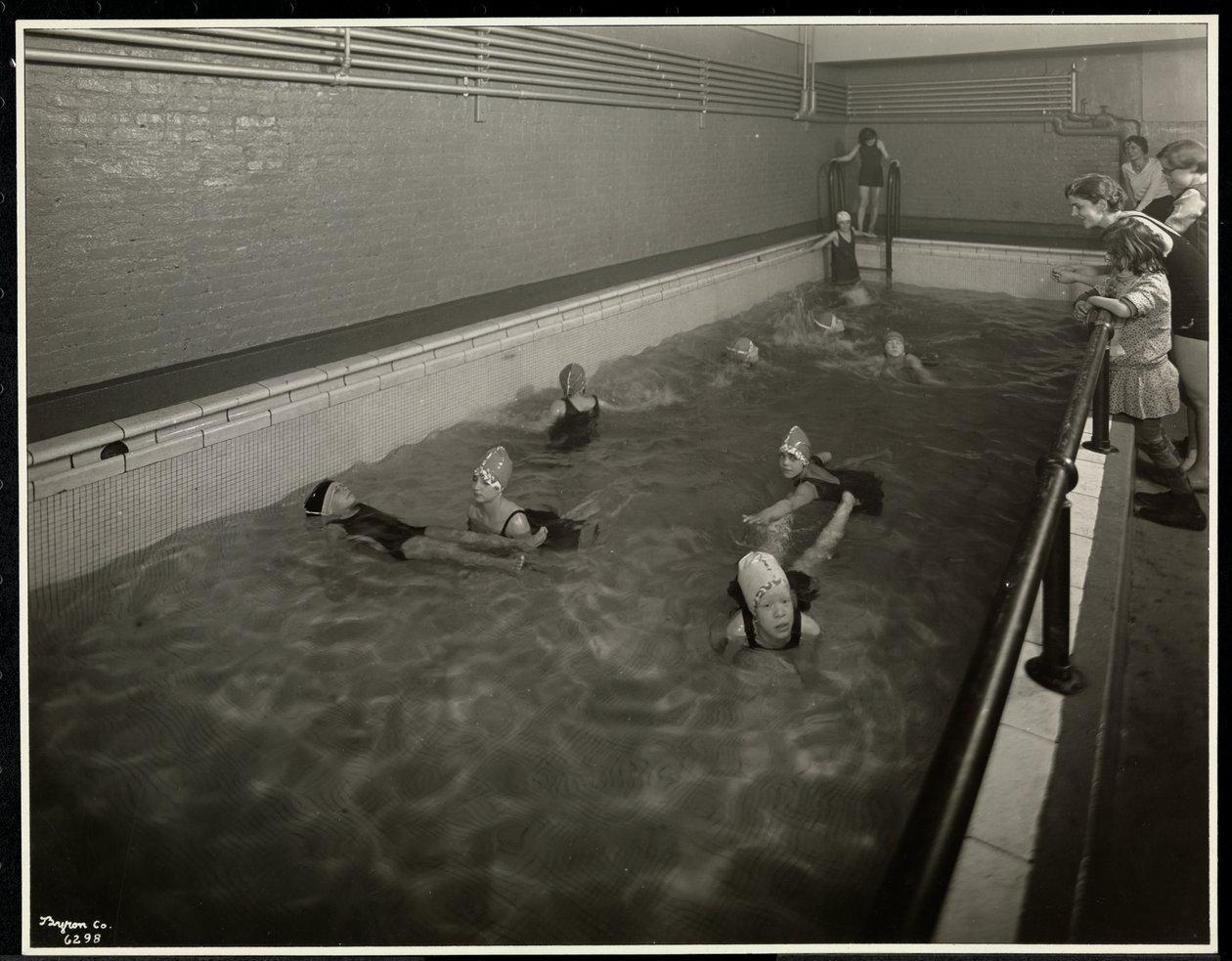 Tyttöjä uimassa New Yorkin sokeain yhdistyksessä, 111 East 59th Street, New York, 1930 (hopeagelatiinivedos). tekijältä Byron Company
