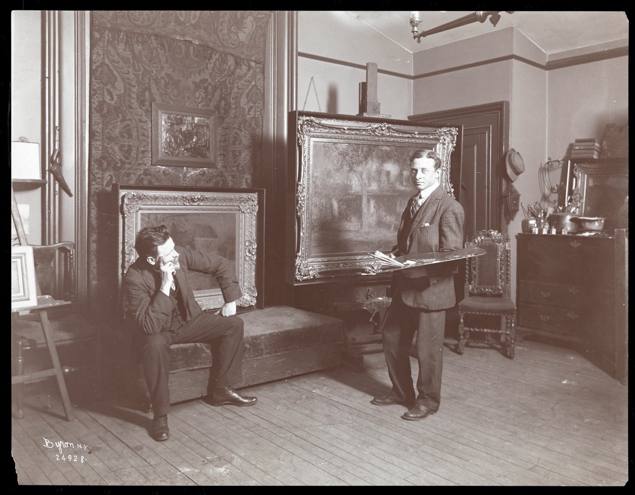 Granville Smith studiossaan New Yorkissa, 1907 (hopeagelatiiniprintti) tekijältä Byron Company